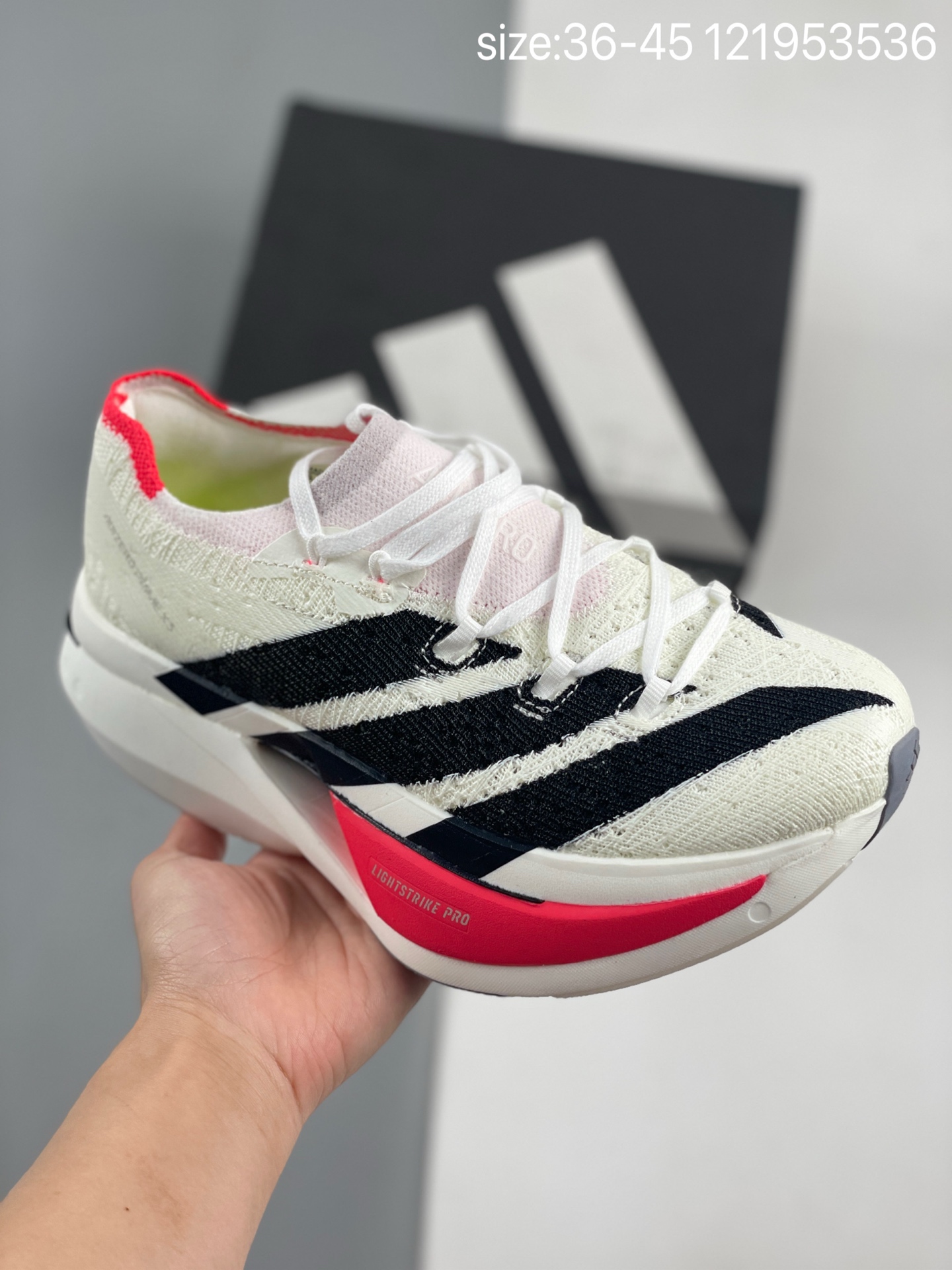 ️ 【新品🔥公司级】ADIDAS adizero prime x3是阿迪达斯推出的一款专业跑步鞋‌,主打轻量化设计和双碳板结构,适合追求速度与科技体验的跑者.‌双碳板结构‌:上层为注碳尼龙板,下层为碳棍结构,通过优化中底刚性提升推进力,但整体中底较厚,弯折刚性较强. ‌减重优化‌:取消双层板材设计,单支重量预估约20克,下层碳棍替代传统碳板进一步减轻重量. ‌中底技术‌:采用FFLEAP泡棉与FFTURB+泡棉组合,上层提供缓震,下层增强滚动推进,类似亚瑟士的SKY与EDGE结构结合. ‌‌大体重跑者‌:中底缓震性能优秀,适合长距离训练或比赛. ‌脚踝支撑需求‌:需具备足够脚踝力量以应对中底刚性,前掌稳定性较好但中后掌重心偏高. ‌科技体验偏好‌:适合追求双步频/步幅增益概念的跑者. 货号: JR2598 编码: 121953536