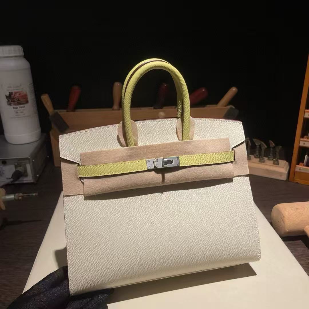 NO:700118,25 platinum outer seam e milkshake white with chicken yellow brushed silver buckle milkshake white chicken yellow full of 'oxygen' like clouds and sunshine, a perfect little fresh ceiling, Hermes,1986090925铂金 外缝 e 奶昔白拼小鸡黄 拉丝银扣 奶昔白小鸡黄满满“氧气感”像是云朵和阳光,妥妥的小清新天花板,,Hermes,,Bag