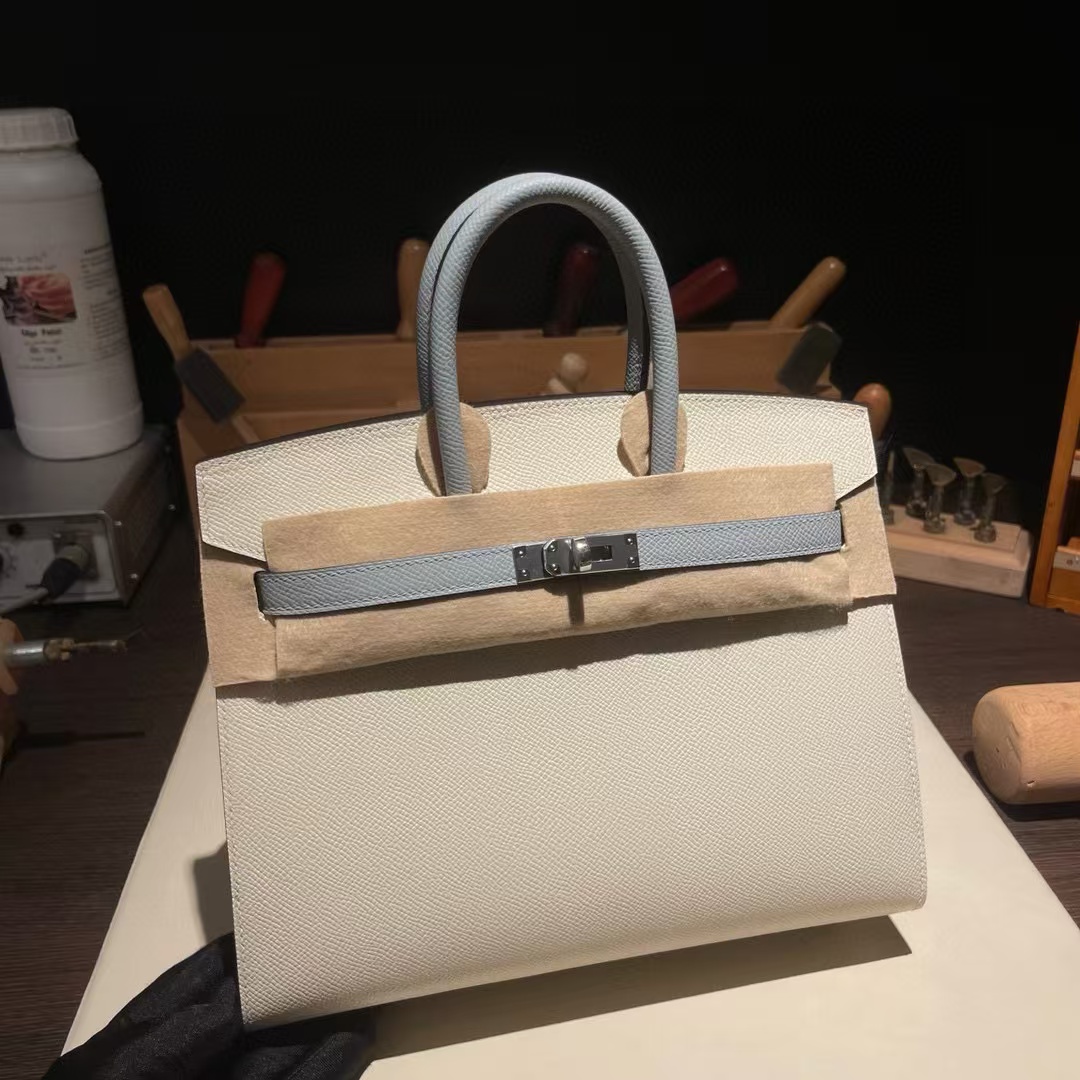 NO:700092,25 platinum, outer seam, milkshake white and glacier blue, silver buckle, beautiful color combination!  In summer, it’s a heavenly dish for lovers of blue sky and white clouds. In winter, it feels a bit like Frozen, super healing and beautiful, Hermes,1986090925铂金 外缝 e 奶昔白拼冰川蓝 银扣 绝美配色！夏天简直蓝天白云爱好者的天菜 到了冬天又有点冰雪奇缘的感觉,超治愈超美,,Hermes,,Bag