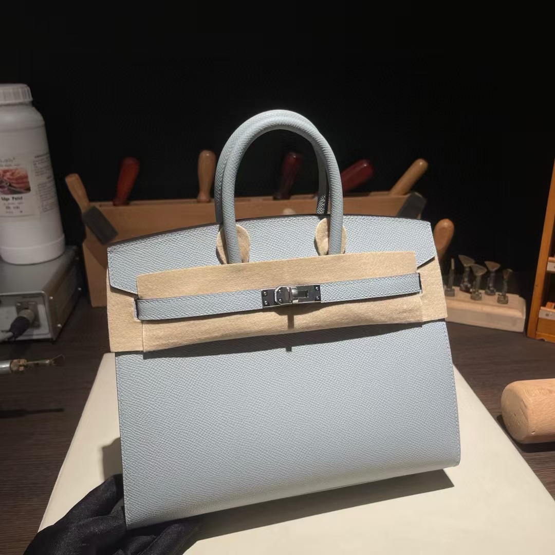 NO:700094,25 platinum outer seam e glacier blue silver buckle. The grayish blue is really high-end. Different blues appear under different lights. The combination with the silver buckle is perfect to release the coolness perfectly. Hermes,1986090925铂金 外缝 e 冰川蓝 银扣 偏灰调的蓝色真的很高级 不同光线下呈现不同的蓝 和银扣配在一起堪称完美让清冷感完美释放,,Hermes,,Bag