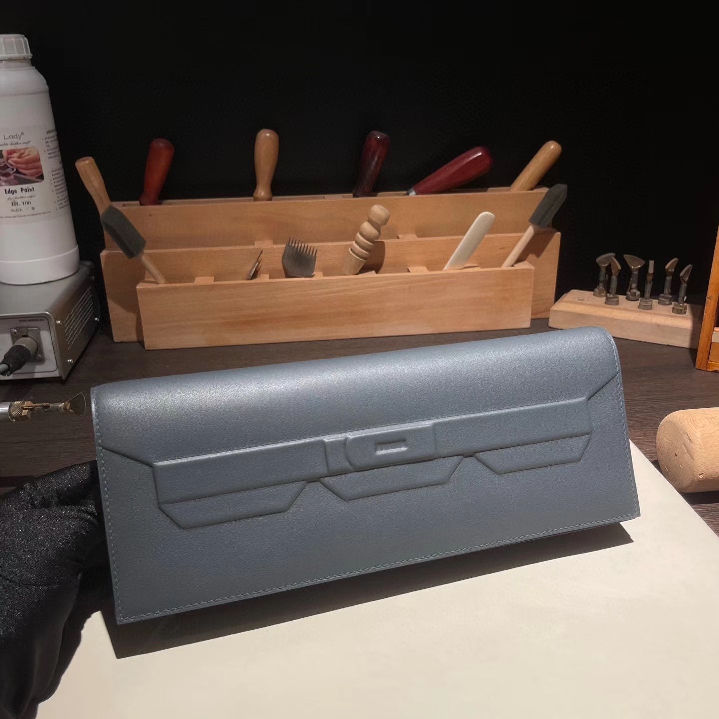 NO:700100,New in stock, shadow clouth swife, slate gray, phantom clutch bag, very cool, three-dimensional relief design, brings strong visual impact, without any hardware, light and elegant, Hermes, hermes, stuart weitzman, handbag, Hermes,19860909现货上新 shadow clouth swife 石板灰 幻影手拿包泰酷辣,立体的浮雕设计,带来强烈的视觉冲击,没有任何五金,轻便大气,爱马仕,hermes,stuart weitzman,handbag,Hermes,,Bag