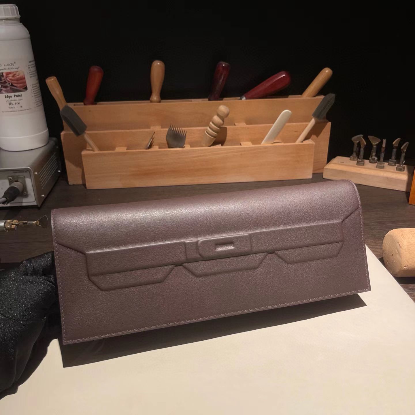 NO:700104,New in stock, shadow clouth swife, ebony color, phantom clutch bag is very cool, three-dimensional embossed design, brings strong visual impact, without any hardware, light and elegant, Hermes, hermes, stuart weitzman, handbag, Hermes,19860909现货上新 shadow clouth swife 乌木色 幻影手拿包泰酷辣,立体的浮雕设计,带来强烈的视觉冲击,没有任何五金,轻便大气,爱马仕,hermes,stuart weitzman,handbag,Hermes,,Bag