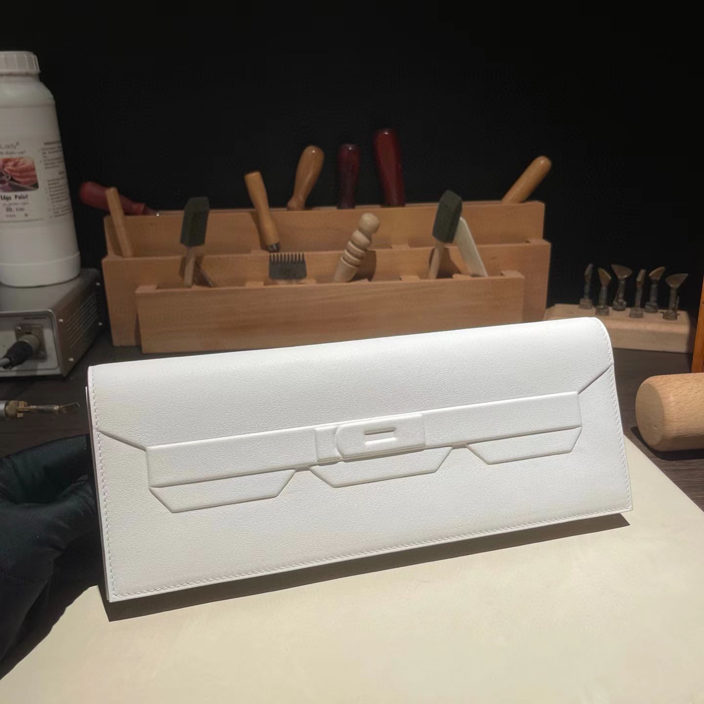 NO:700111,New in stock shadow clouth swife milk gray phantom clutch bag is very cool, three-dimensional relief design, brings a strong visual impact, no hardware, light and elegant, Hermes, hermes, stuart weitzman, handbag, Hermes,19860909现货上新 shadow clouth swife 奶灰色 幻影手拿包泰酷辣,立体的浮雕设计,带来强烈的视觉冲击,没有任何五金,轻便大气,爱马仕,hermes,stuart weitzman,handbag,Hermes,,Bag