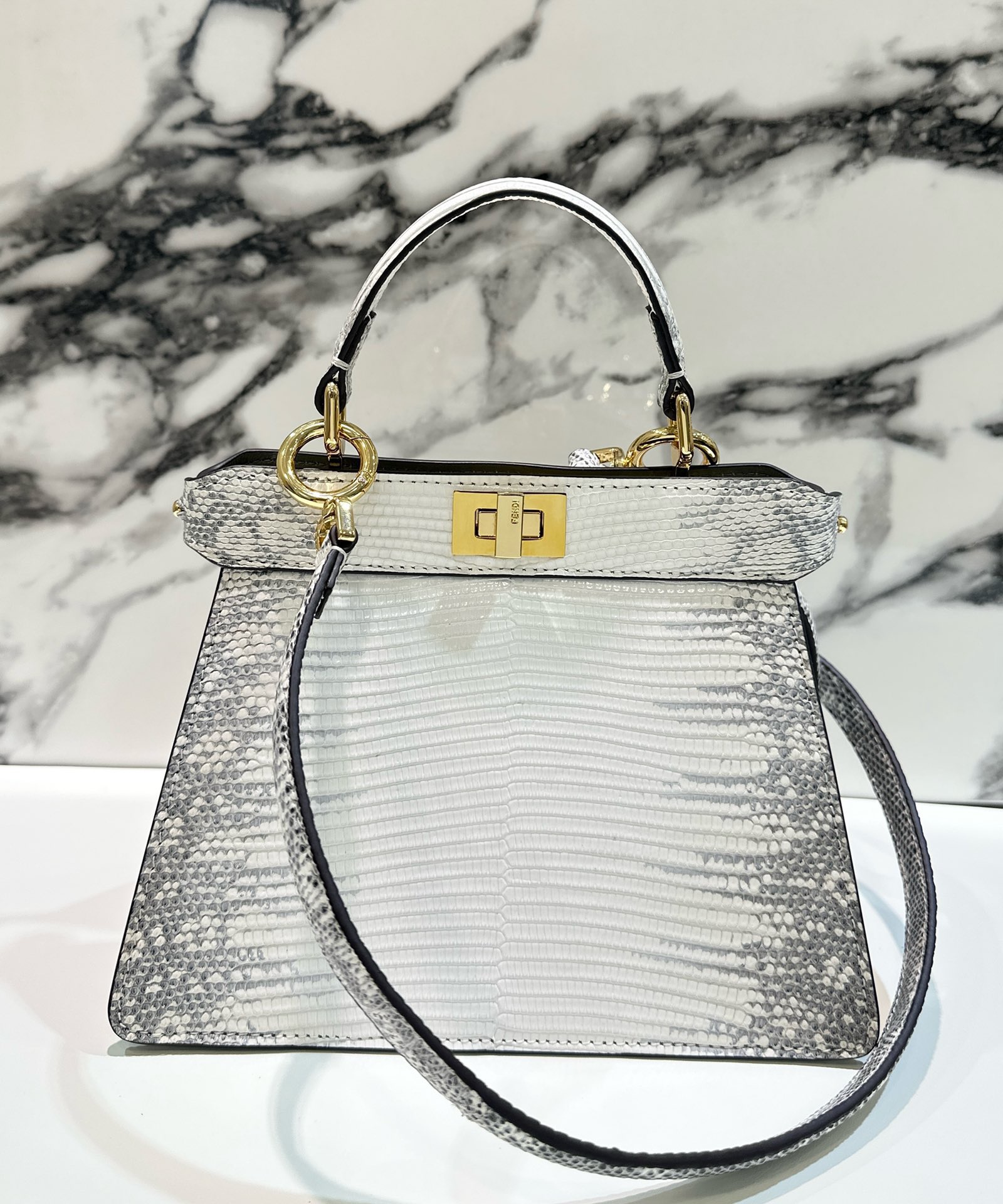 NO:919551,ekaboo new series I see you tite latest size Unique lizard skin rare leather ~ simple and elegant single handle bag shape, original double opening and closing 'hide and seek' design, all infuse this bag with a classic that transcends time. Even if the bag does not have an obvious logo, it can be recognized at a glance and is full of surprises!  It is equipped with all-steel metal fasteners and the whole body is more advanced. It is equipped with a long shoulder strap for easy use and the inner capacity is super sufficient. size: 20*11*15cm, Hermes,19860909ekaboo 全新系列I see you tite 最新尺寸 独一无二的蜥蜴皮稀有皮革～简约大方的单手柄包型,独创的双开合“躲猫猫”设计,都为这款包注入了超越时间的经典,即便包身没有明显的Logo,也能让人一眼认出,充满惊喜！搭配全钢金属扣件整体更加高级 配有长肩带方便使用内里容量也是超足够 size:20*11*15cm,,Hermes,,Bag