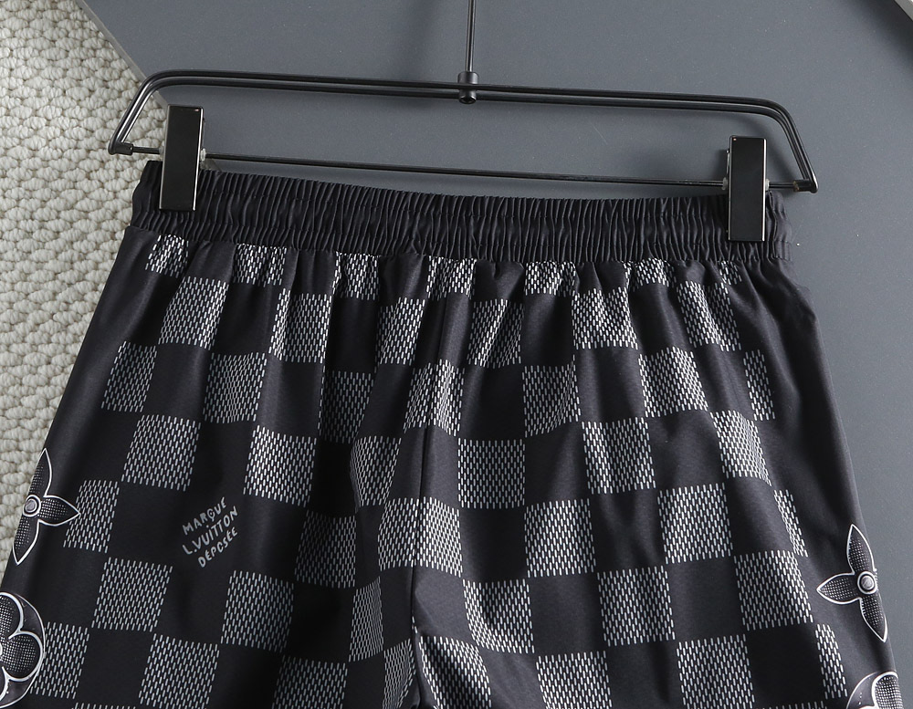 Louis Vuitton 2025 Spring/Summer Men's Checkerboard Beach Shorts 6 i1740289770684 2317 0 5