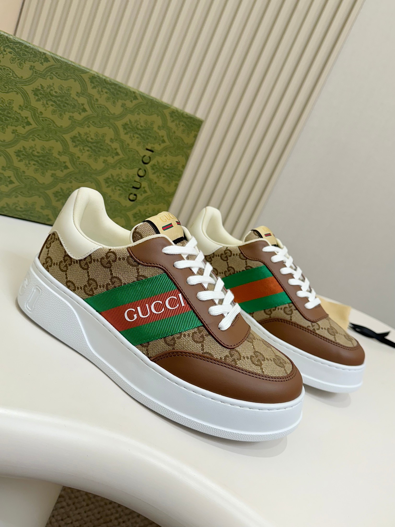 NO:349782,Real-price Gucci's latest popular sports shoes are cleverly integrated into the hollow piece effect, showing unique craftsmanship. Craftsmanship integrates the brand logo details such as double G styling accessories and Gucci words, and pays low-key tribute to the brand design inheritance. Delivery counter exquisite packaging, 38-45,,gucci,gucci,sneakers19860909实价 Gucci古驰 最新爆款运动鞋采巧妙融入镂空拼片效果,尽显别样匠心.匠心融蕴式双G造型配件和Gucci字样等品牌标识细节,低调致敬品牌设计传承. 配送专柜精美包装 码数男38-45,,gucci,gucci,sneakers,Men's shoes
