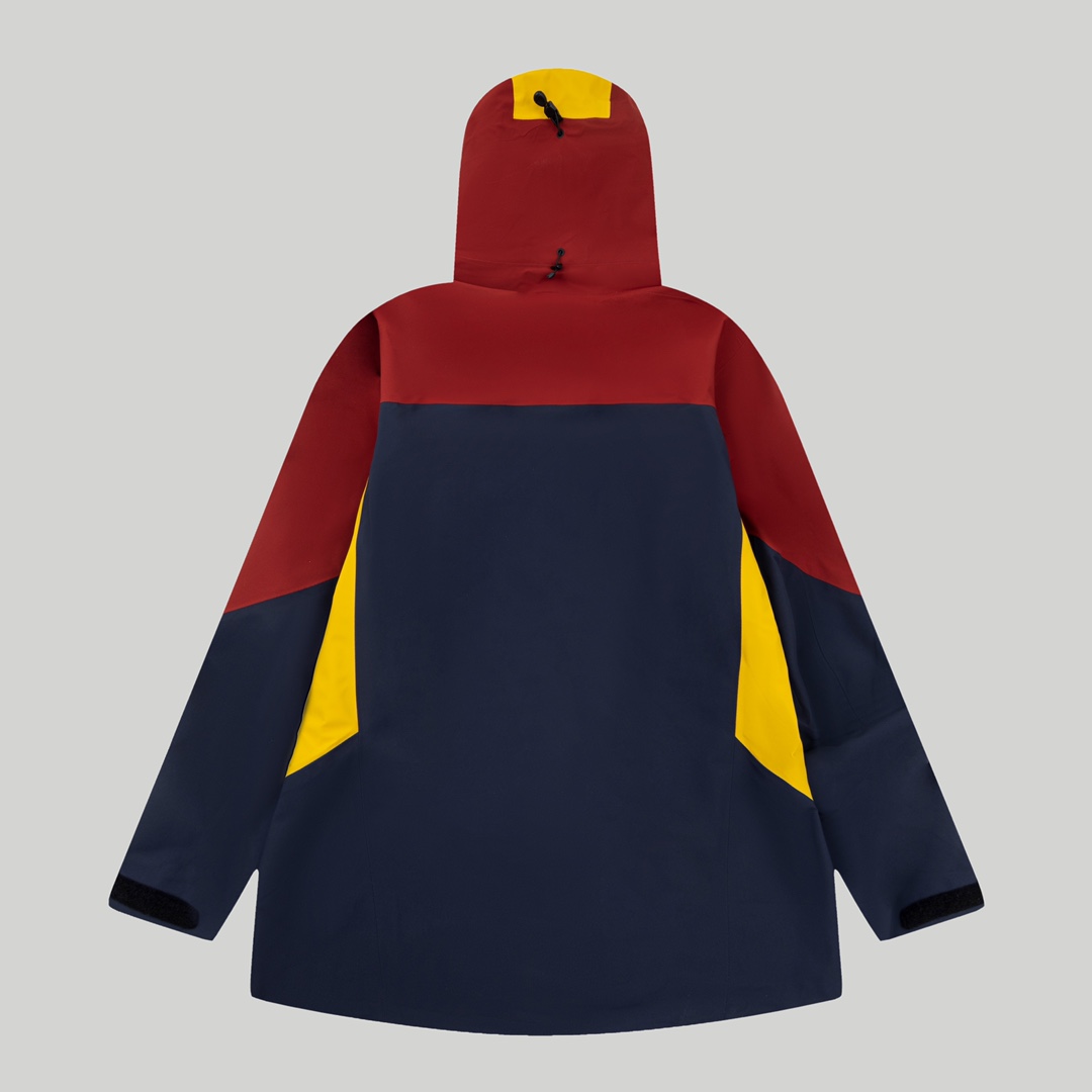 P400
顶级版本ARC'TERYX“卡瓦格博”bata AR松赞硬壳冲锋衣
始祖鸟与松赞五年合作终开展,首发系列“卡瓦格博”震撼上线!香格里拉高原见证了这一时刻,服装色彩巧妙融合深蓝色(天)、铜砂黄(土)和波尔多红(人),代表着土豆、人类和天空的灵魂。💪💧
🌟采用Yb四次压胶工艺,立体仿生学设计, Bata AR夹克以Tri-Durance防风、防雨面料为基础,自带防水N100d-GORE-TEX Pro ISO标准90(ISO4)级别高分子材料透气薄膜,面料即使遇水也能形成荷叶水滴效果,完美防水透气,而且抗撕裂性能超赞!😎
腋下双向拉链设计方便快速通风,拼接工艺使活动更自如。为了进一步减少接缝大小和夹克重量,我们在胸前加入了WaterTight™拉链配RS™拉链头。最重要的是,百达灵机器绣上了ARC TERYX徽标!Bata AR夹克作为始祖鸟的明星产品,在极限高山环境中一直表现卓越,如今更加强大!💥