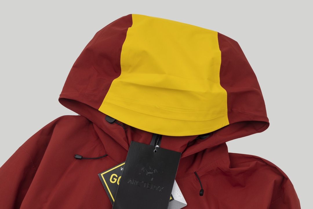 P400
顶级版本ARC'TERYX“卡瓦格博”bata AR松赞硬壳冲锋衣
始祖鸟与松赞五年合作终开展,首发系列“卡瓦格博”震撼上线!香格里拉高原见证了这一时刻,服装色彩巧妙融合深蓝色(天)、铜砂黄(土)和波尔多红(人),代表着土豆、人类和天空的灵魂。💪💧
🌟采用Yb四次压胶工艺,立体仿生学设计, Bata AR夹克以Tri-Durance防风、防雨面料为基础,自带防水N100d-GORE-TEX Pro ISO标准90(ISO4)级别高分子材料透气薄膜,面料即使遇水也能形成荷叶水滴效果,完美防水透气,而且抗撕裂性能超赞!😎
腋下双向拉链设计方便快速通风,拼接工艺使活动更自如。为了进一步减少接缝大小和夹克重量,我们在胸前加入了WaterTight™拉链配RS™拉链头。最重要的是,百达灵机器绣上了ARC TERYX徽标!Bata AR夹克作为始祖鸟的明星产品,在极限高山环境中一直表现卓越,如今更加强大!💥