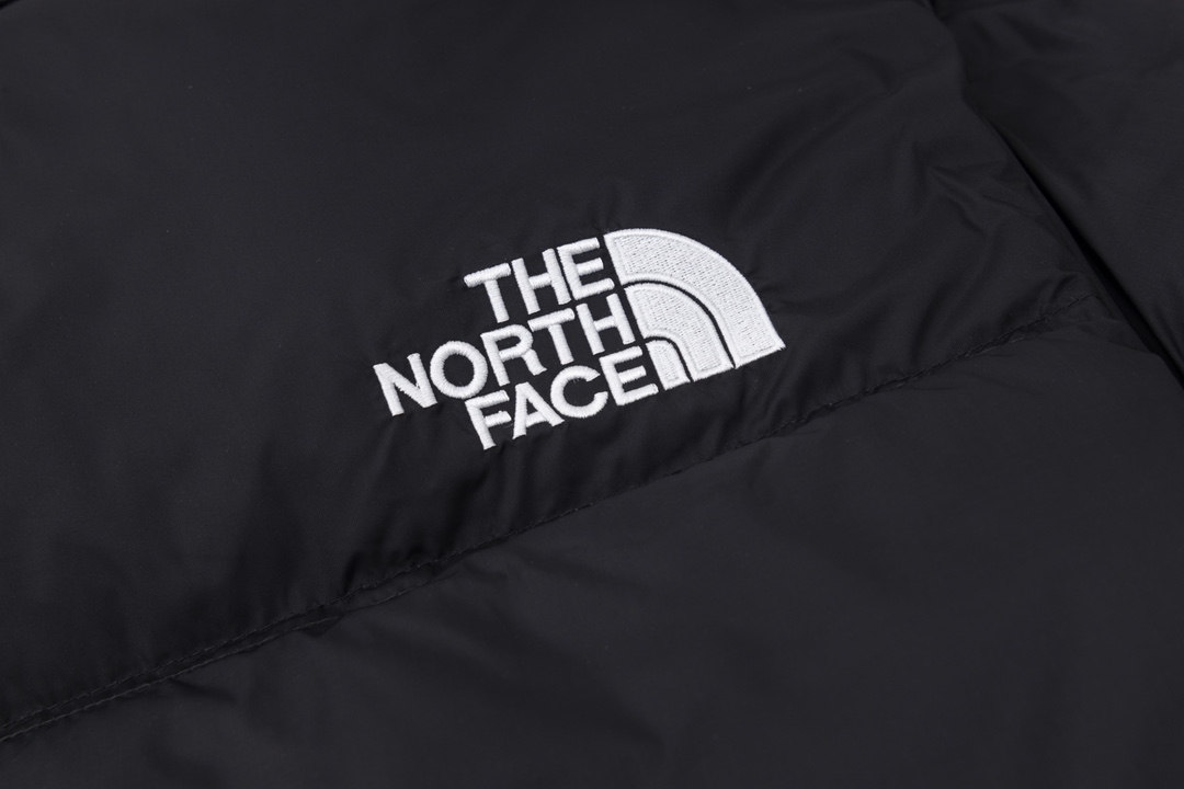 💰285
顶级版本TheNorthFace北面1996Nu💰tse 1996/经典款/美版/羽绒服 顶级原版】
设计理念:
The North Face"的字面含义为山的最寒冷、最艰难一面。它也是The North Face"的产品能够发挥功能的地方。 The North Face。一直致力支持去发现亲近自然。赞助探险家们去征服那些遥远的,人类尚不可触及的角落。 The North Face"的标识,取自于美国Yosemite优胜美地国家公园内的半圆页山Half Dome,这也是等岩爱好者们擎爬花岗石的终极目标。
面料+特点:
✅填充:RDS认证高品质700高蓬松白鸭绒/克重280g
✅面料:盛泽原厂高密度户外轻度防水材料
✅拉链:YKK吉田ISO 9000品质顶级Z💰拉链
✅内胆:340T高端羽绒服防跑绒材料
✅特性:为冬季户外提供保暖呵护,保暖性出色,穿着轻便不厚重。十二
工艺:
面料工艺:均为DWR放泼水面料(DWR需要有国际认证)均为防尘鸭绒~填充物:均为700蓬松度白鸭绒(RDS联盟国际认证) 可与1990冲锋衣合二为一,保暖性强,为冬季户外提供保暖呵护,保暖性出色,穿着轻便不厚重。