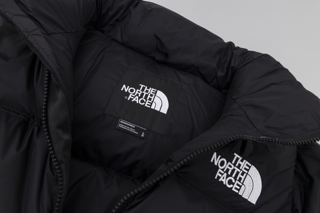 💰285
顶级版本TheNorthFace北面1996Nu💰tse 1996/经典款/美版/羽绒服 顶级原版】
设计理念:
The North Face"的字面含义为山的最寒冷、最艰难一面。它也是The North Face"的产品能够发挥功能的地方。 The North Face。一直致力支持去发现亲近自然。赞助探险家们去征服那些遥远的,人类尚不可触及的角落。 The North Face"的标识,取自于美国Yosemite优胜美地国家公园内的半圆页山Half Dome,这也是等岩爱好者们擎爬花岗石的终极目标。
面料+特点:
✅填充:RDS认证高品质700高蓬松白鸭绒/克重280g
✅面料:盛泽原厂高密度户外轻度防水材料
✅拉链:YKK吉田ISO 9000品质顶级Z💰拉链
✅内胆:340T高端羽绒服防跑绒材料
✅特性:为冬季户外提供保暖呵护,保暖性出色,穿着轻便不厚重。十二
工艺:
面料工艺:均为DWR放泼水面料(DWR需要有国际认证)均为防尘鸭绒~填充物:均为700蓬松度白鸭绒(RDS联盟国际认证) 可与1990冲锋衣合二为一,保暖性强,为冬季户外提供保暖呵护,保暖性出色,穿着轻便不厚重。