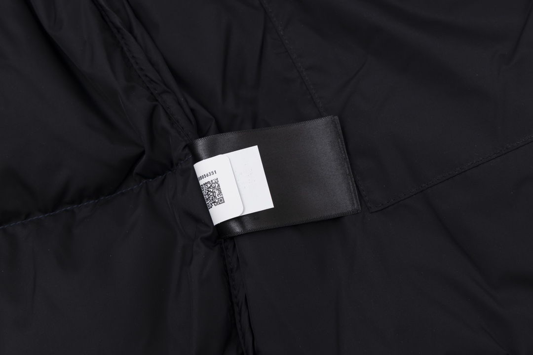 💰285
顶级版本TheNorthFace北面1996Nu💰tse 1996/经典款/美版/羽绒服 顶级原版】
设计理念:
The North Face"的字面含义为山的最寒冷、最艰难一面。它也是The North Face"的产品能够发挥功能的地方。 The North Face。一直致力支持去发现亲近自然。赞助探险家们去征服那些遥远的,人类尚不可触及的角落。 The North Face"的标识,取自于美国Yosemite优胜美地国家公园内的半圆页山Half Dome,这也是等岩爱好者们擎爬花岗石的终极目标。
面料+特点:
✅填充:RDS认证高品质700高蓬松白鸭绒/克重280g
✅面料:盛泽原厂高密度户外轻度防水材料
✅拉链:YKK吉田ISO 9000品质顶级Z💰拉链
✅内胆:340T高端羽绒服防跑绒材料
✅特性:为冬季户外提供保暖呵护,保暖性出色,穿着轻便不厚重。十二
工艺:
面料工艺:均为DWR放泼水面料(DWR需要有国际认证)均为防尘鸭绒~填充物:均为700蓬松度白鸭绒(RDS联盟国际认证) 可与1990冲锋衣合二为一,保暖性强,为冬季户外提供保暖呵护,保暖性出色,穿着轻便不厚重。