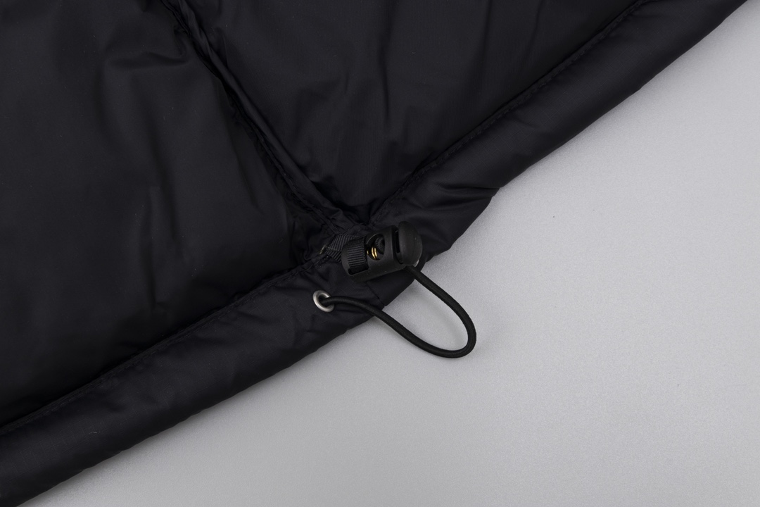 💰285
顶级版本TheNorthFace北面1996Nu💰tse 1996/经典款/美版/羽绒服 顶级原版】
设计理念:
The North Face"的字面含义为山的最寒冷、最艰难一面。它也是The North Face"的产品能够发挥功能的地方。 The North Face。一直致力支持去发现亲近自然。赞助探险家们去征服那些遥远的,人类尚不可触及的角落。 The North Face"的标识,取自于美国Yosemite优胜美地国家公园内的半圆页山Half Dome,这也是等岩爱好者们擎爬花岗石的终极目标。
面料+特点:
✅填充:RDS认证高品质700高蓬松白鸭绒/克重280g
✅面料:盛泽原厂高密度户外轻度防水材料
✅拉链:YKK吉田ISO 9000品质顶级Z💰拉链
✅内胆:340T高端羽绒服防跑绒材料
✅特性:为冬季户外提供保暖呵护,保暖性出色,穿着轻便不厚重。十二
工艺:
面料工艺:均为DWR放泼水面料(DWR需要有国际认证)均为防尘鸭绒~填充物:均为700蓬松度白鸭绒(RDS联盟国际认证) 可与1990冲锋衣合二为一,保暖性强,为冬季户外提供保暖呵护,保暖性出色,穿着轻便不厚重。