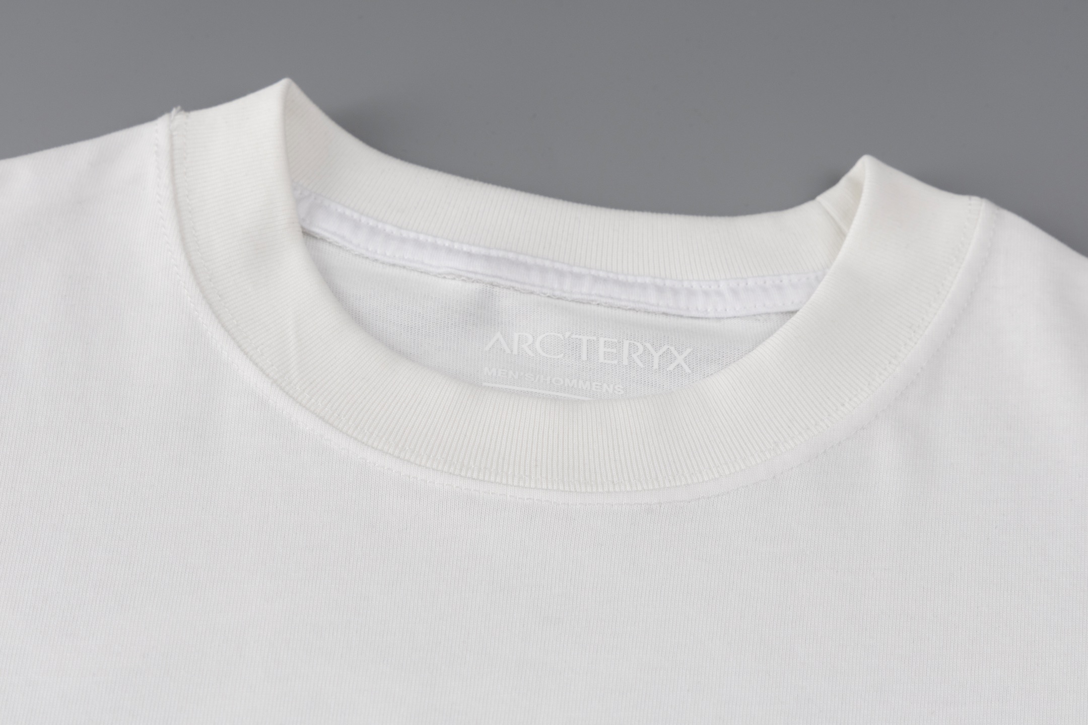 p95
礼盒💝装
款号：Y05-2码数XS-S-M-L
始祖鸟上新的Kragg Cotton Bird Tile Crew Shirt SS，黑 白 黑色白logo 、白色粉logo、男女款哟！每个颜色上身尺码不同，这期的新品主推这个设计的logo和背后拼图🧩样式！始祖鸟九宫格短袖，解锁你的都市探索力！打破界限，定义新风格
始祖鸟全新九宫格短袖，以简约设计诠释都市机能美学。经典九宫格图案，灵感源自攀岩安全带，致敬品牌攀登精神，更赋予都市探索者无畏前行的力量。如今的始祖鸟真是上新即断货啊
