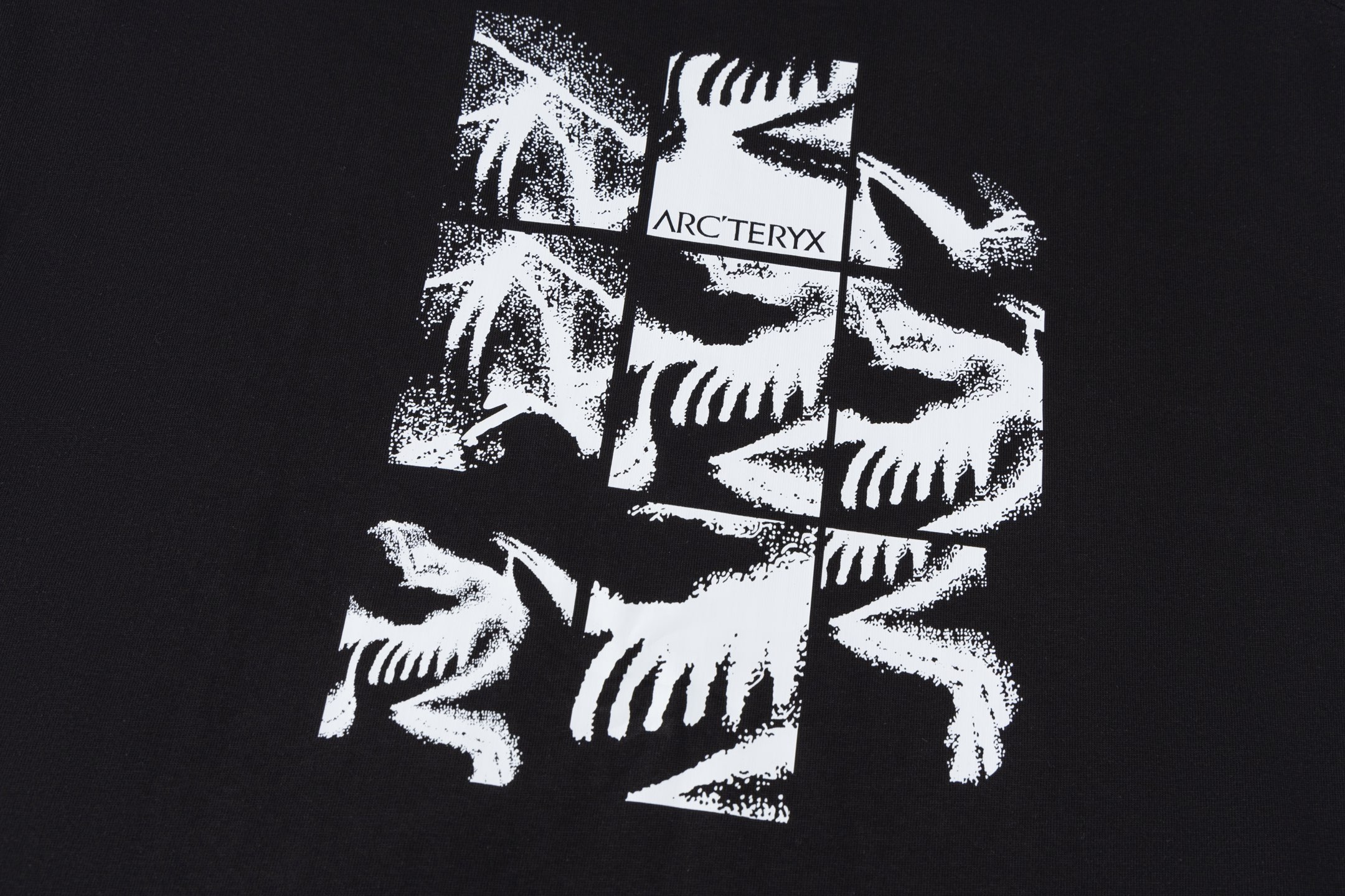 p95
礼盒💝装
款号：Y05-1码数XS-S-M-L
始祖鸟上新的Kragg Cotton Bird Tile Crew Shirt SS，黑 白 黑色白logo 、白色粉logo、男女款哟！每个颜色上身尺码不同，这期的新品主推这个设计的logo和背后拼图🧩样式！始祖鸟九宫格短袖，解锁你的都市探索力！打破界限，定义新风格
始祖鸟全新九宫格短袖，以简约设计诠释都市机能美学。经典九宫格图案，灵感源自攀岩安全带，致敬品牌攀登精神，更赋予都市探索者无畏前行的力量。如今的始祖鸟真是上新即断货啊