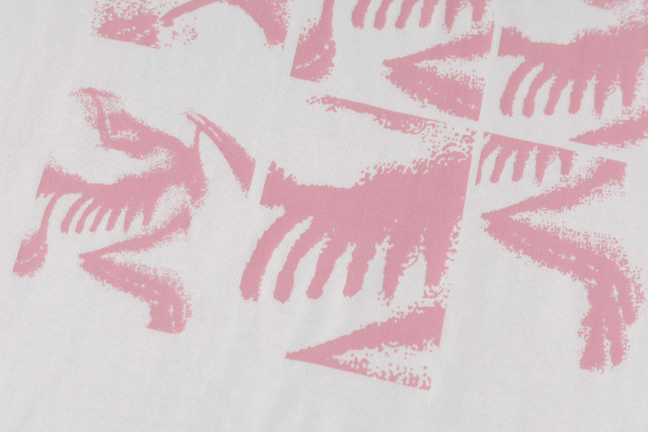 p95
礼盒💝装
款号：Y05-2码数XS-S-M-L
始祖鸟上新的Kragg Cotton Bird Tile Crew Shirt SS，黑 白 黑色白logo 、白色粉logo、男女款哟！每个颜色上身尺码不同，这期的新品主推这个设计的logo和背后拼图🧩样式！始祖鸟九宫格短袖，解锁你的都市探索力！打破界限，定义新风格
始祖鸟全新九宫格短袖，以简约设计诠释都市机能美学。经典九宫格图案，灵感源自攀岩安全带，致敬品牌攀登精神，更赋予都市探索者无畏前行的力量。如今的始祖鸟真是上新即断货啊