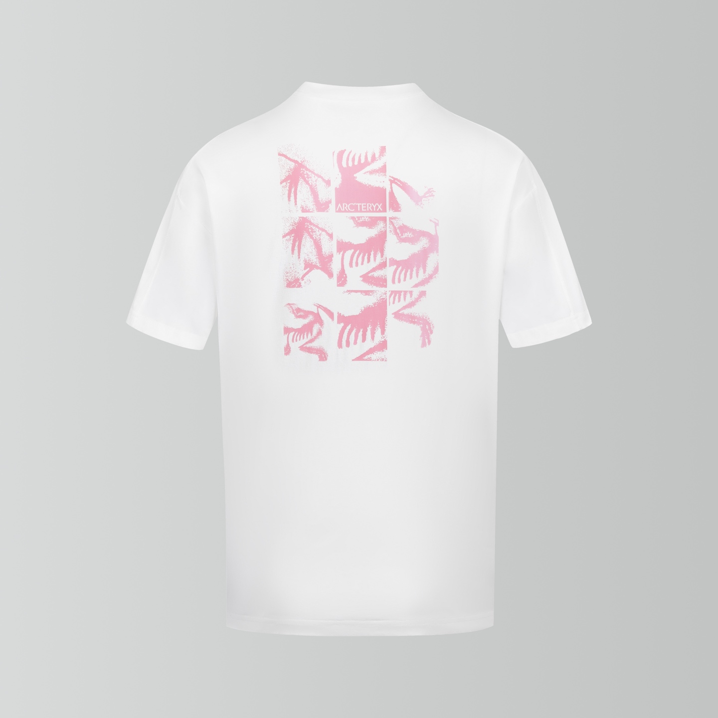 p95
礼盒💝装
款号：Y05-2码数XS-S-M-L
始祖鸟上新的Kragg Cotton Bird Tile Crew Shirt SS，黑 白 黑色白logo 、白色粉logo、男女款哟！每个颜色上身尺码不同，这期的新品主推这个设计的logo和背后拼图🧩样式！始祖鸟九宫格短袖，解锁你的都市探索力！打破界限，定义新风格
始祖鸟全新九宫格短袖，以简约设计诠释都市机能美学。经典九宫格图案，灵感源自攀岩安全带，致敬品牌攀登精神，更赋予都市探索者无畏前行的力量。如今的始祖鸟真是上新即断货啊