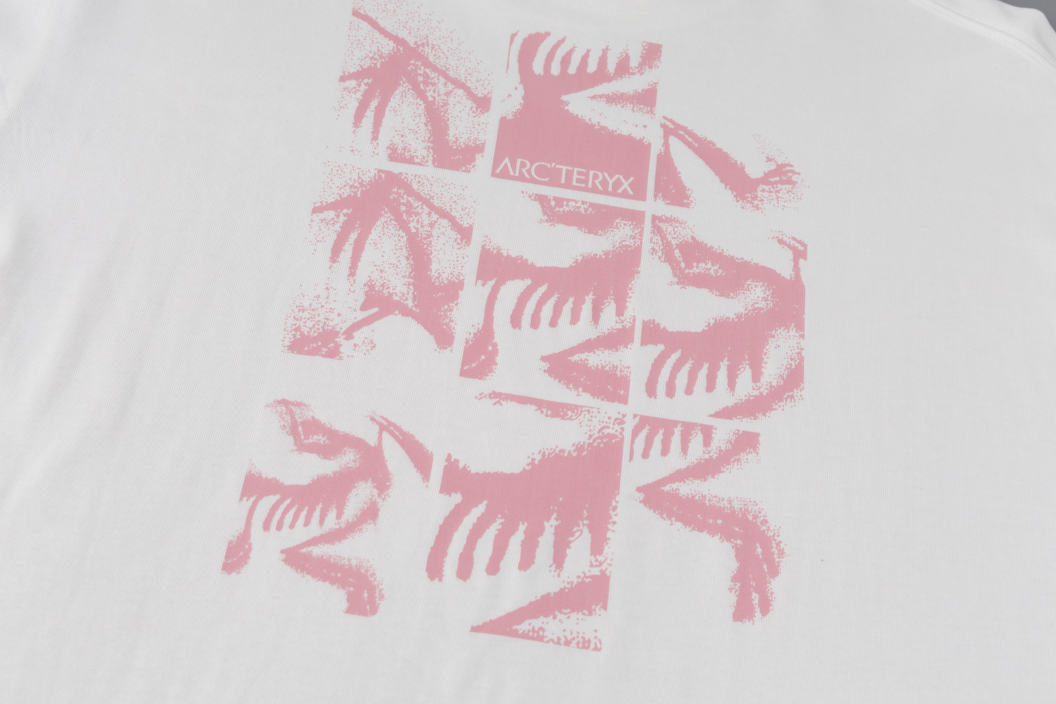 p95
礼盒💝装
款号：Y05-2码数XS-S-M-L
始祖鸟上新的Kragg Cotton Bird Tile Crew Shirt SS，黑 白 黑色白logo 、白色粉logo、男女款哟！每个颜色上身尺码不同，这期的新品主推这个设计的logo和背后拼图🧩样式！始祖鸟九宫格短袖，解锁你的都市探索力！打破界限，定义新风格
始祖鸟全新九宫格短袖，以简约设计诠释都市机能美学。经典九宫格图案，灵感源自攀岩安全带，致敬品牌攀登精神，更赋予都市探索者无畏前行的力量。如今的始祖鸟真是上新即断货啊