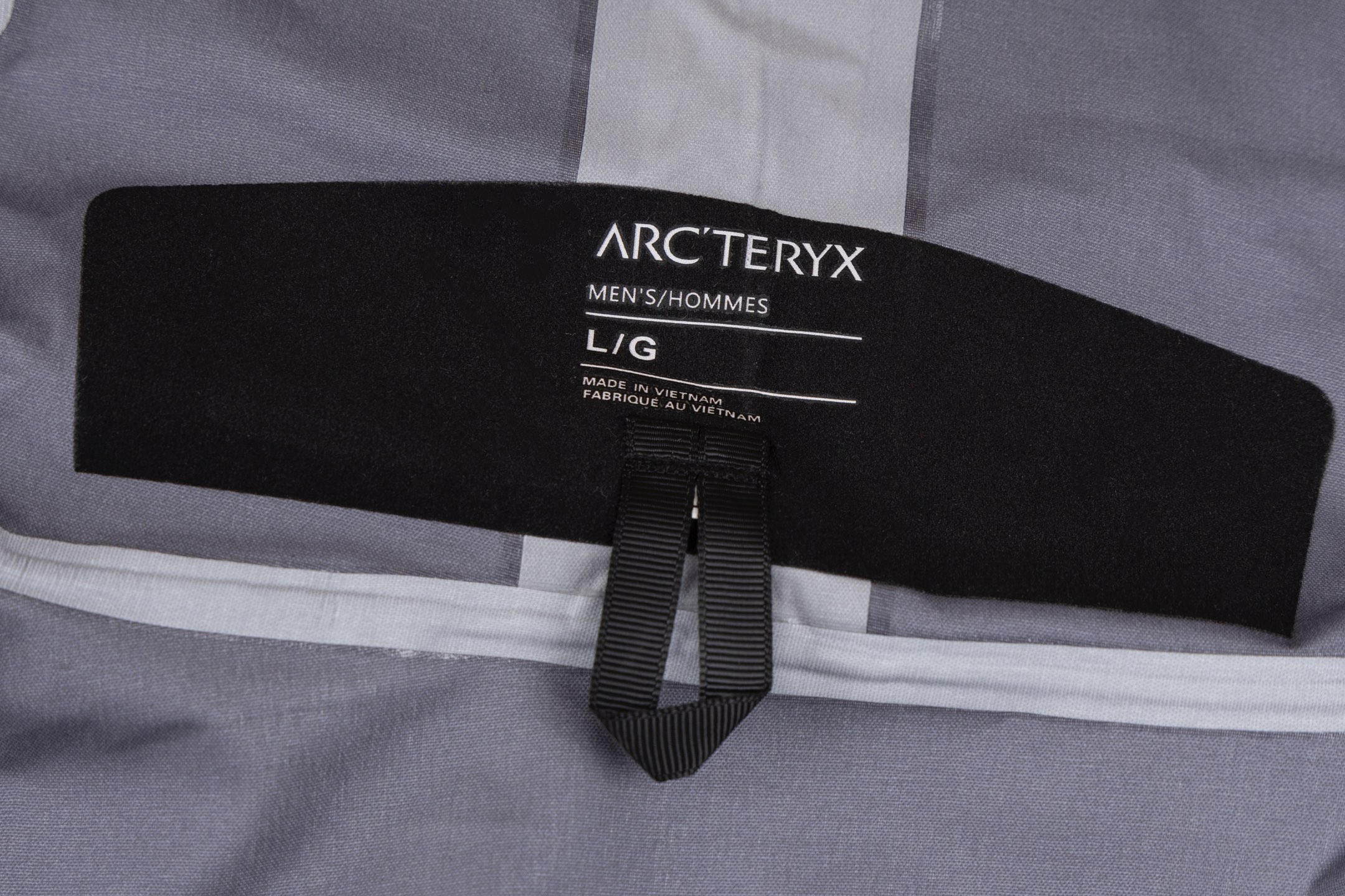 天花板级别压胶版本 ARCTERYX始祖鸟蛇年限定冲锋衣❗️内置搜救器 原版版型一比一打版 细节决定成败 市场最高版本 区别市场通货 Alpha sv LNY蛇年限定:众所周日每年始祖鸟都会以十二生肖为思路出一款联名款的新年限定,今年也不例外 此次的蛇年限定胸口logo为金标衣袖上的蛇形图案也很吸睛帽子上还有蛇鳞为点缀整个衣服的颜色为金黄-深蓝-棕整体看上去很亮设计感拉满 颜色搭配也很好! - Alpha SV JACKET 硬壳 限定款Alpha SV JACKET 在袖口和内侧口袋饰有蛇形图案, - 限定款的帽子边缘同样点缀着蛇鳞印花设计 防水:防水为国际ISO标准90(ISO4)级别达到荷叶水珠滚动效果! 面料:采用2L双层Gore-tex面料,面料表层做超高强度防水,内层覆膜,所以到达三层防水的效果,使成衣具有防水防污透气的出色效果. 工艺:压胶采用的胶水为铁金刚胶条,市面销售的潜水服就是这个牌子的胶水,区别市面普通压胶(洗几次就开胶)咱家只管放心 刺绣:进口百灵达刺绣机还原ZP.百灵达刺绣工整立体,饱满度立体感以及每个字母的神韵特点,一笔一划工工整整立体效果强烈 辅料:原版正品五金配件,字体清晰立体与正品一致 配色:蛇年限定