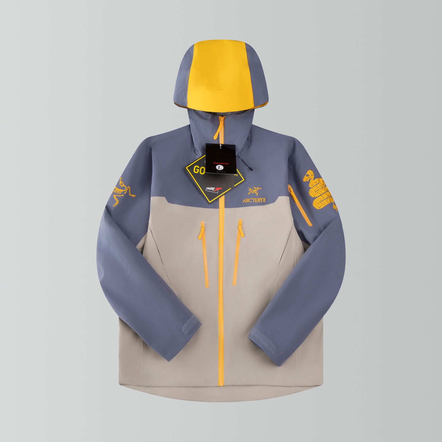 P430
天花板级别压胶版本
ARCTERYX始祖鸟蛇年限定冲锋衣❗️内置搜救器
原版版型一比一打版 细节决定成败 市场最高版本 区别市场通货
Alpha sv LNY蛇年限定:众所周日每年始祖鸟都会以十二生肖为思路出一款联名款的新年限定,今年也不例外 此次的蛇年限定胸口logo为金标衣袖上的蛇形图案也很吸睛帽子上还有蛇鳞为点缀整个衣服的颜色为金黄-深蓝-棕整体看上去很亮设计感拉满 颜色搭配也很好!
- Alpha SV JACKET 硬壳 限定款Alpha SV JACKET 在袖口和内侧口袋饰有蛇形图案,
- 限定款的帽子边缘同样点缀着蛇鳞印花设计
防水:防水为国际ISO标准90(ISO4)级别达到荷叶水珠滚动效果!
面料:采用2L双层Gore-tex面料,面料表层做超高强度防水,内层覆膜,所以到达三层防水的效果,使成衣具有防水防污透气的出色效果。
工艺:压胶采用的胶水为铁金刚胶条,市面销售的潜水服就是这个牌子的胶水,区别市面普通压胶(洗几次就开胶)咱家只管放心
刺绣:进口百灵达刺绣机还原ZP。百灵达刺绣工整立体,饱满度立体感以及每个字母的神韵特点,一笔一划工工整整立体效果强烈
辅料:原版正品五金配件,字体清晰立体与正品一致
配色:蛇年限定
SIZE:S-XXXL