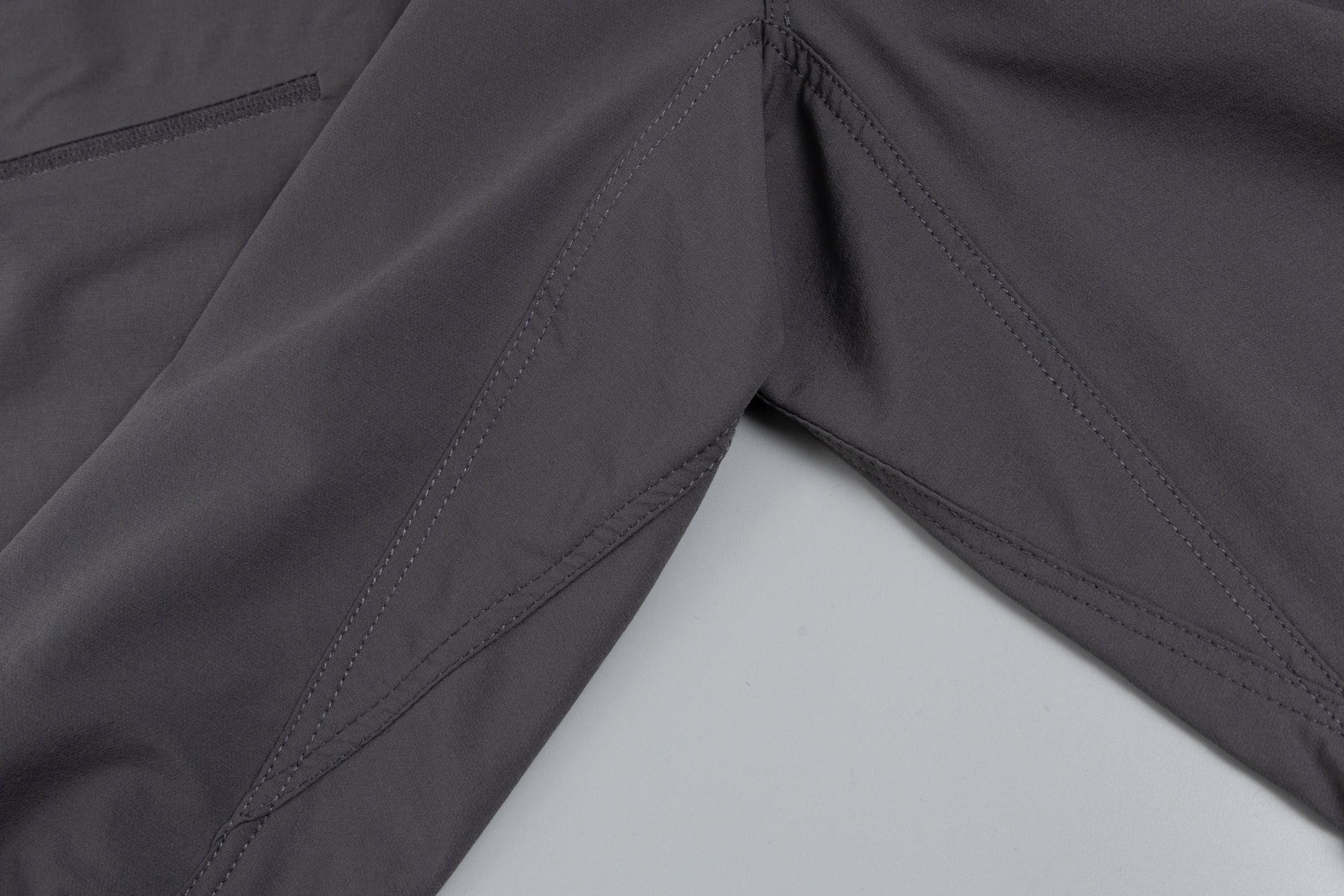 Gamma LT Leisure Pants: Versatile Outdoor Wear with Weatherproof Features - 图片 5