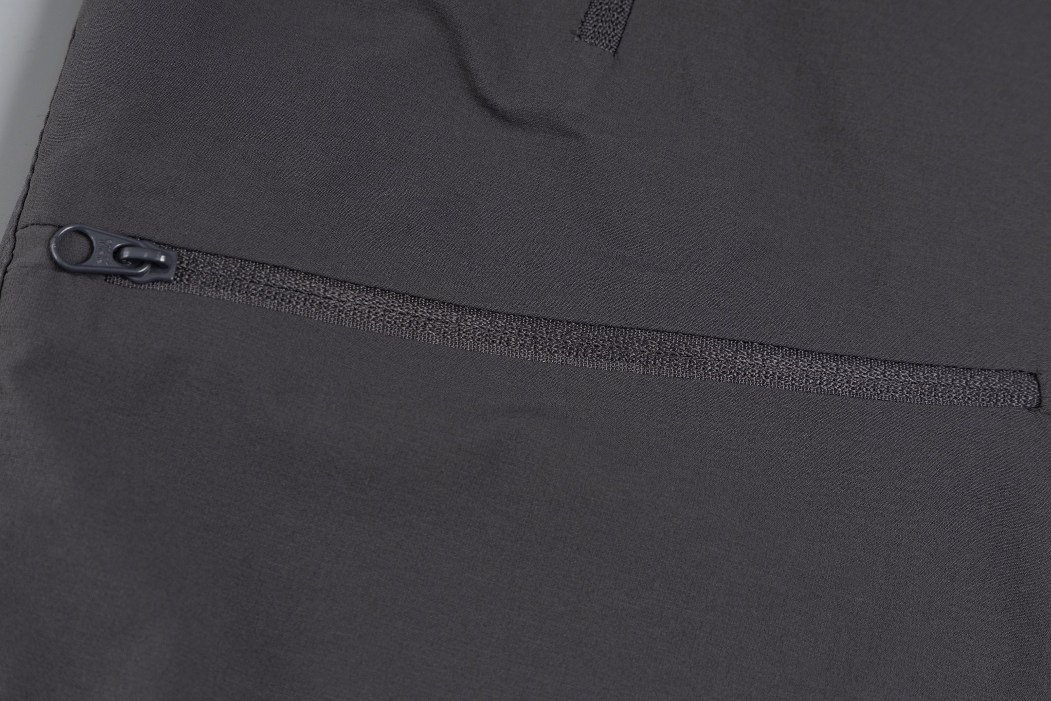 Gamma LT Leisure Pants: Versatile Outdoor Wear with Weatherproof Features - 图片 8