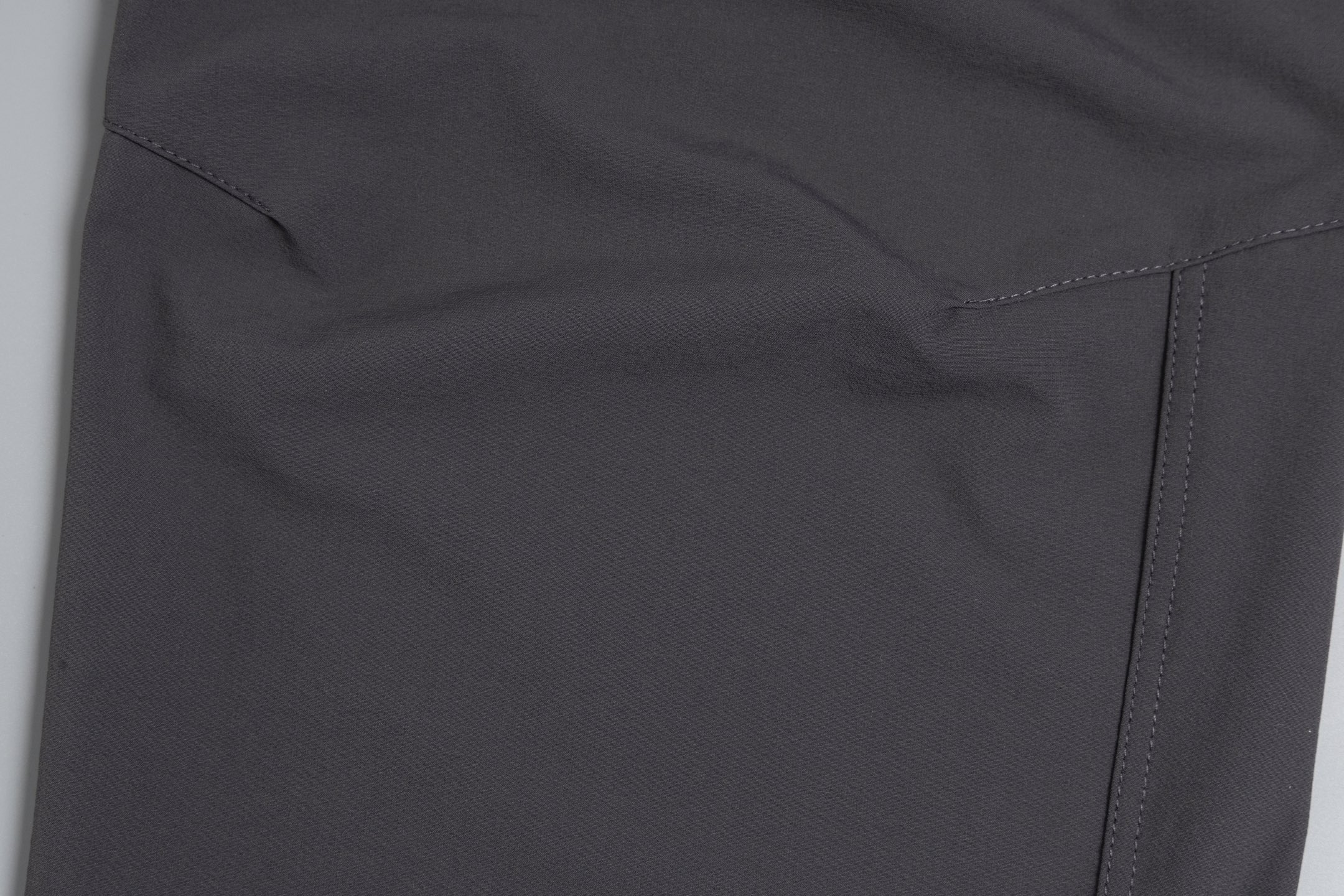 Gamma LT Leisure Pants: Versatile Outdoor Wear with Weatherproof Features - 图片 6