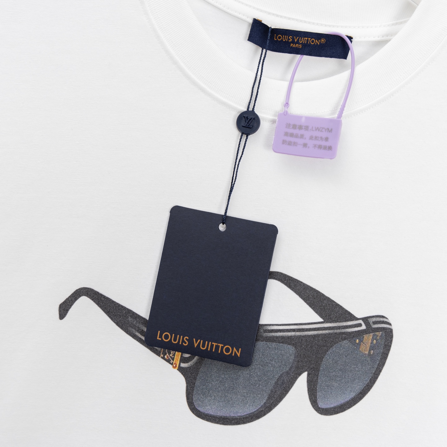 p95
礼盒💝装
款号Y25码数XS-S-M-L官网品质
LOUIS VUITTON*路易威登
LV 25SS 眼镜墨镜白墨印花短袖T恤
采用原板独家定制280克32支双莎纯棉面料 质感非常柔软舒服 100%区别市场的顶级面料(不缩水 不变形 不起球)
搭配320克1x1螺纹(面料螺纹同缸定染无色差 不易变形)
原版1:1版型 原版1:1定制辅料 领标 洗水唛 吊牌 包装📦