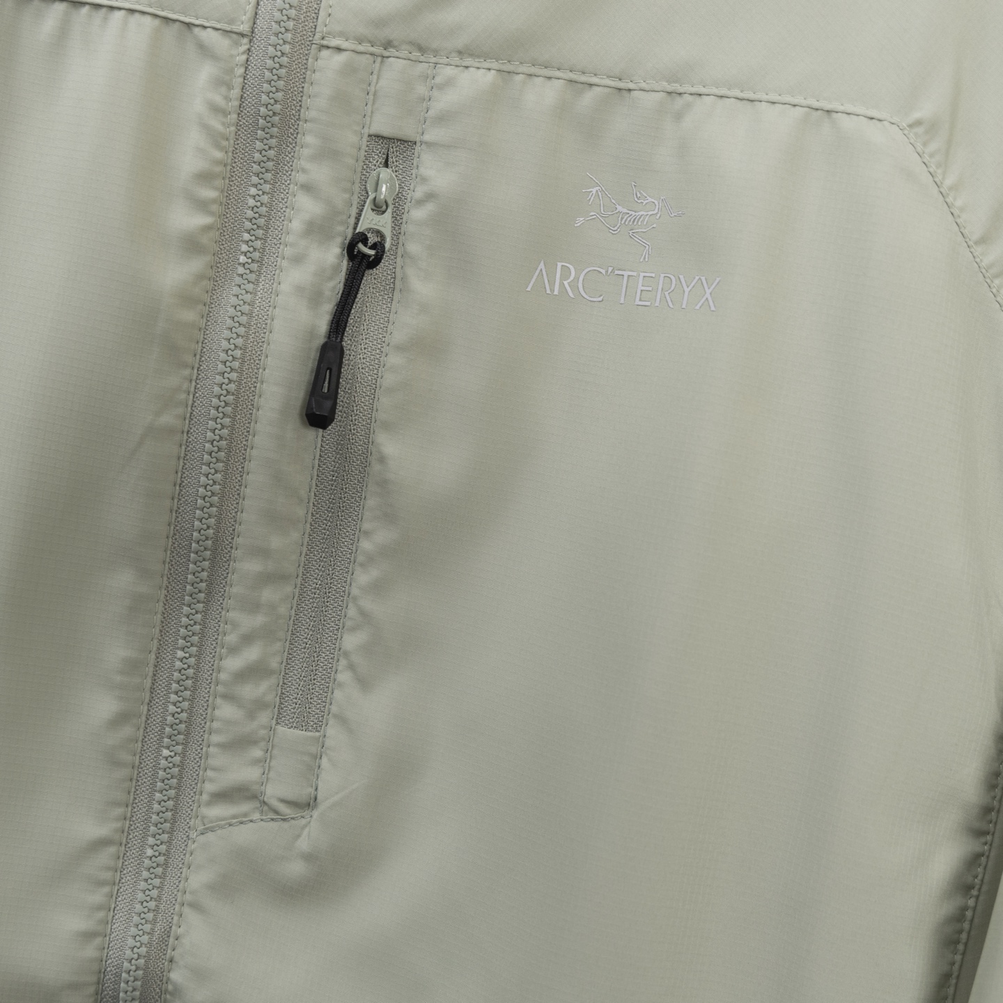 P230
夏季爆款皮肤衣防晒服
Arc‘teryx始祖鸟拼色百搭防晒服皮肤衣男女同款
轻薄款,高品质!
拥有国家权威认证,防晒值50+ 纳米速干面料!不闷热,透气性好!
夏季始祖鸟薄款透气高端超薄皮肤衣 防紫外线 UPFV+50材质,夏天有了此款防晒衣亲们就再也不用害怕夏日炎炎的太阳了,
顶级尼龙速干面料 防紫外线指数 国家UPFV50+防紫外线弹力下摆各细节图
处处完美 穿着柔软亲肤弹力舒适 户外运动登山旅行必备良品如既往高端品质
尺码 S~~XXL