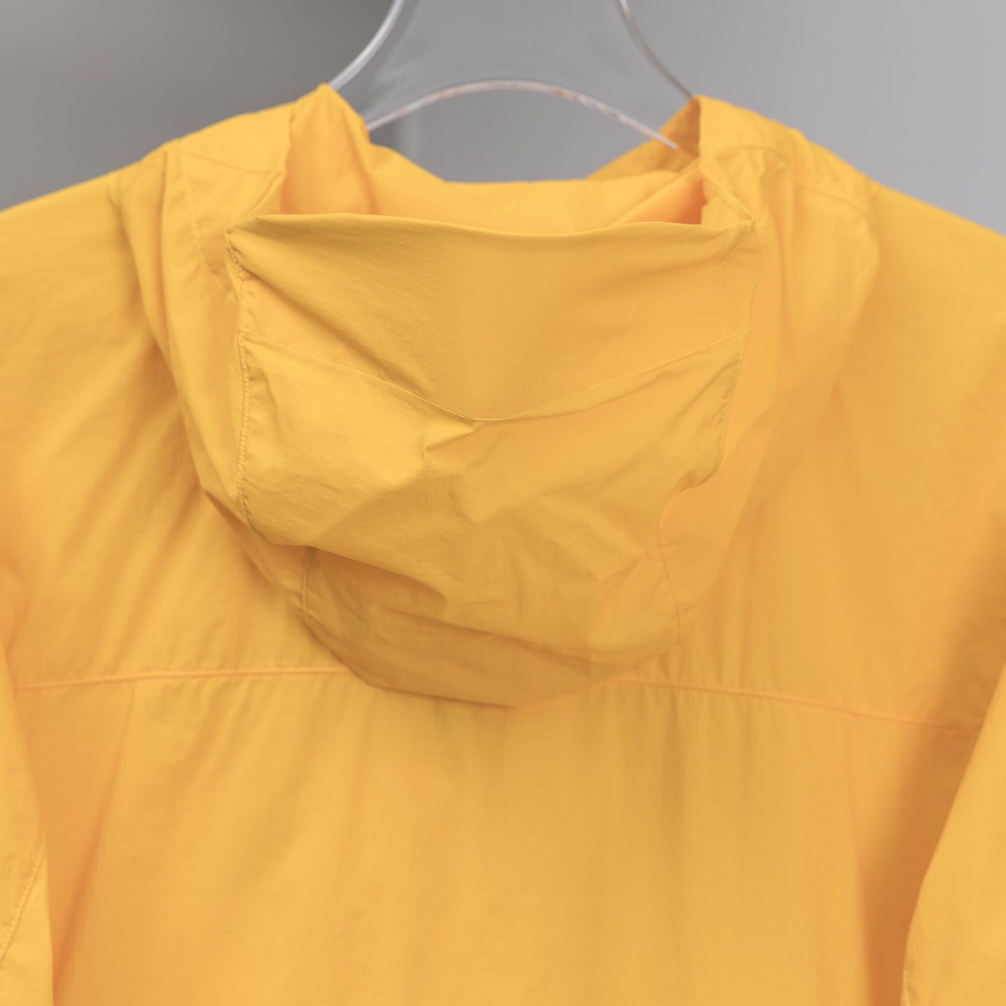 P250
人手必备皮肤衣防晒服50+
ARCTERYX始祖鸟SQUAMISH男女同款HOODY防晒衣皮肤衣风壳透气防风
始祖鸟25年夏季新品情侣款跑步系列运动健身夜跑夏季透气梭织上衣外套
机能薄型夹克小冲锋衣皮肤衣防晒衣!
男女同款可配情侣装!最新款,夏季必备!高端品质无敌!
进口科技防晒面料,具备优异的高弹性原纱防晒,可反复水洗,防晒更持久阻隔紫外线高达99%不闷不热更透气空气、面料与肌肤形成汽热微循环,始终保持凉感!
适用于远足徒步、日常旅行等多种户外运动。采用Windwall防风面料、面料特别密、经过防泼水处理、具有出色的防水防风性能、为户外活动提供舒适的防护…设计简约大气、老少皆宜、亲子穿着、春夏户外活动旅行必不可少…连帽设计、更好的包裹性能更好防护你,拉链安全口袋、放置小物件非常实用最为闪亮拒绝平庸…个性鲜明、时尚运动兼备!立体裁剪 层次分明、立体十足…彰显档次感!
颜色: 黑色 原子灰 云天蓝 幸运蓝 埃及橙