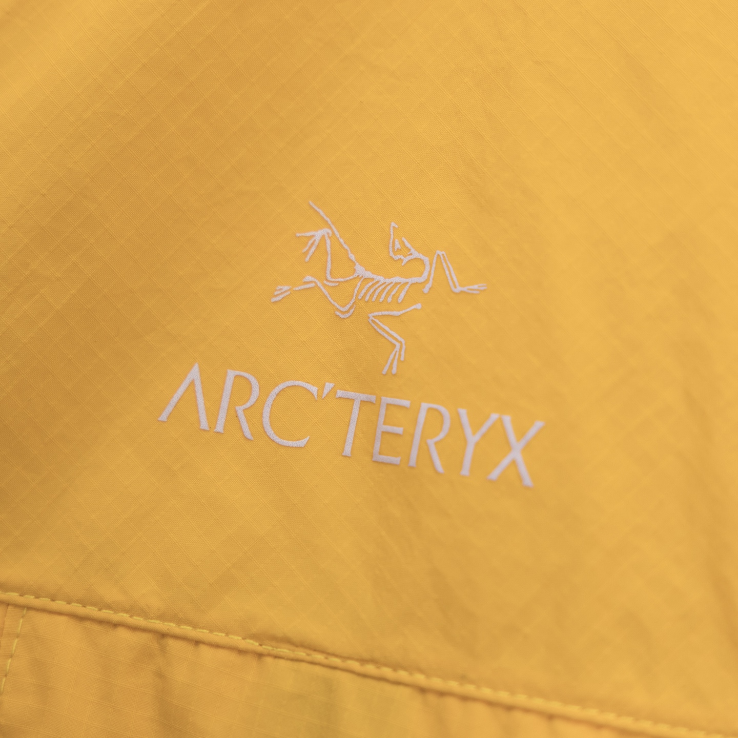 P250
人手必备皮肤衣防晒服50+
ARCTERYX始祖鸟SQUAMISH男女同款HOODY防晒衣皮肤衣风壳透气防风
始祖鸟25年夏季新品情侣款跑步系列运动健身夜跑夏季透气梭织上衣外套
机能薄型夹克小冲锋衣皮肤衣防晒衣!
男女同款可配情侣装!最新款,夏季必备!高端品质无敌!
进口科技防晒面料,具备优异的高弹性原纱防晒,可反复水洗,防晒更持久阻隔紫外线高达99%不闷不热更透气空气、面料与肌肤形成汽热微循环,始终保持凉感!
适用于远足徒步、日常旅行等多种户外运动。采用Windwall防风面料、面料特别密、经过防泼水处理、具有出色的防水防风性能、为户外活动提供舒适的防护…设计简约大气、老少皆宜、亲子穿着、春夏户外活动旅行必不可少…连帽设计、更好的包裹性能更好防护你,拉链安全口袋、放置小物件非常实用最为闪亮拒绝平庸…个性鲜明、时尚运动兼备!立体裁剪 层次分明、立体十足…彰显档次感!
颜色: 黑色 原子灰 云天蓝 幸运蓝 埃及橙