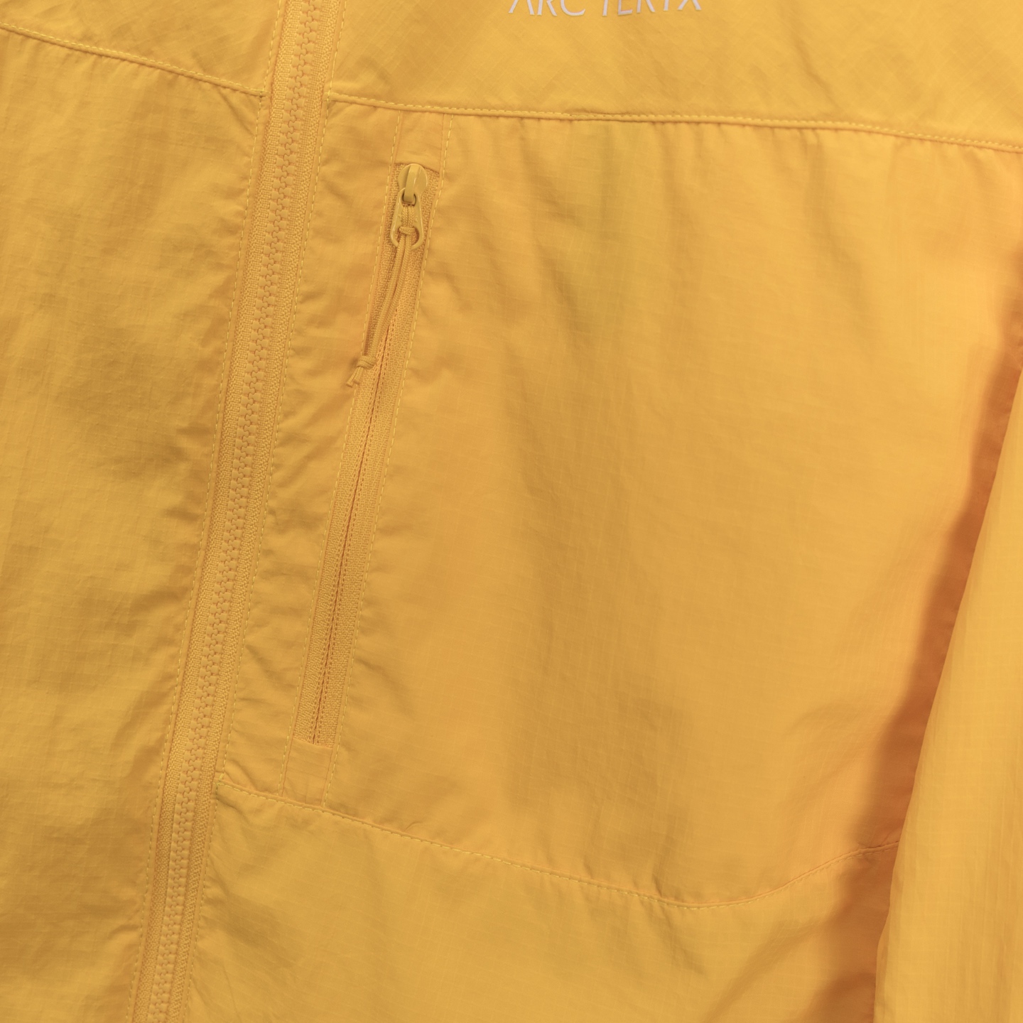 P250
人手必备皮肤衣防晒服50+
ARCTERYX始祖鸟SQUAMISH男女同款HOODY防晒衣皮肤衣风壳透气防风
始祖鸟25年夏季新品情侣款跑步系列运动健身夜跑夏季透气梭织上衣外套
机能薄型夹克小冲锋衣皮肤衣防晒衣!
男女同款可配情侣装!最新款,夏季必备!高端品质无敌!
进口科技防晒面料,具备优异的高弹性原纱防晒,可反复水洗,防晒更持久阻隔紫外线高达99%不闷不热更透气空气、面料与肌肤形成汽热微循环,始终保持凉感!
适用于远足徒步、日常旅行等多种户外运动。采用Windwall防风面料、面料特别密、经过防泼水处理、具有出色的防水防风性能、为户外活动提供舒适的防护…设计简约大气、老少皆宜、亲子穿着、春夏户外活动旅行必不可少…连帽设计、更好的包裹性能更好防护你,拉链安全口袋、放置小物件非常实用最为闪亮拒绝平庸…个性鲜明、时尚运动兼备!立体裁剪 层次分明、立体十足…彰显档次感!
颜色: 黑色 原子灰 云天蓝 幸运蓝 埃及橙