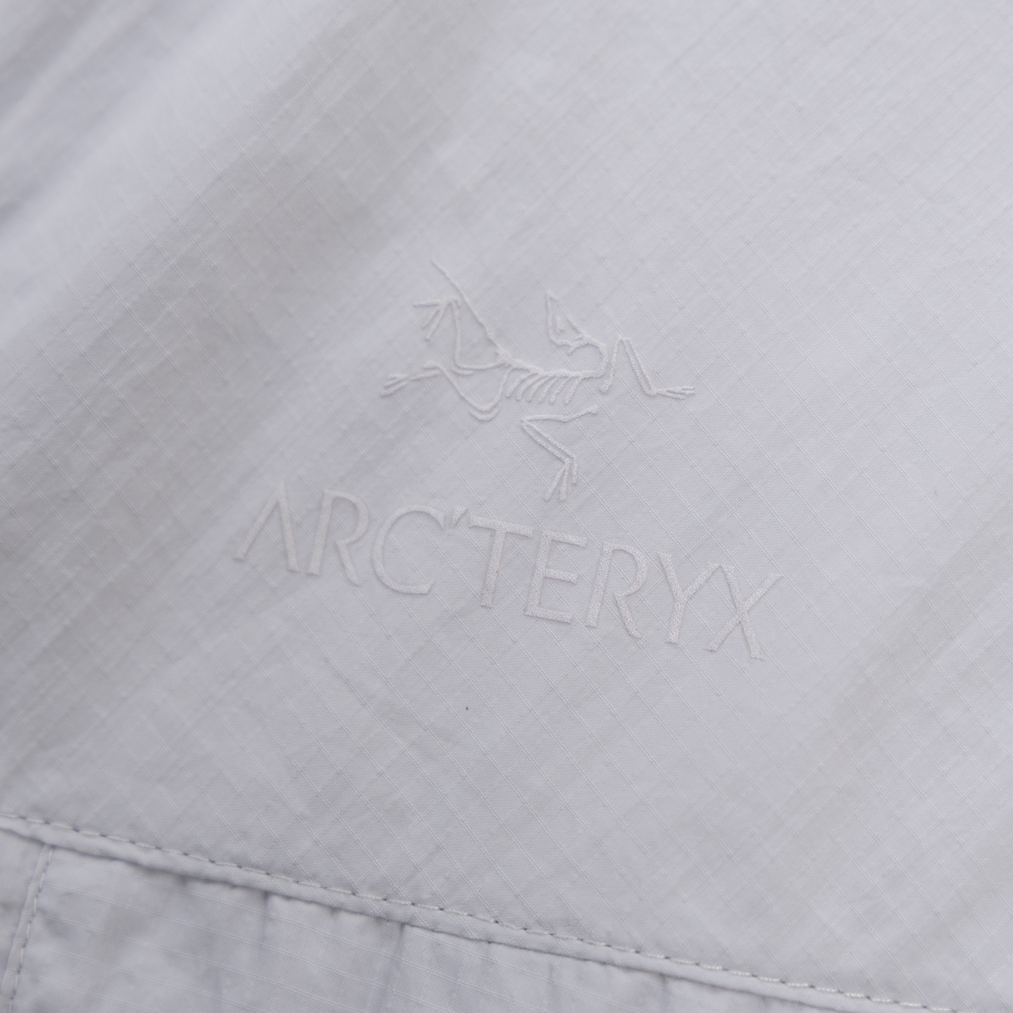 P250
人手必备皮肤衣防晒服50+
ARCTERYX始祖鸟SQUAMISH男女同款HOODY防晒衣皮肤衣风壳透气防风
始祖鸟25年夏季新品情侣款跑步系列运动健身夜跑夏季透气梭织上衣外套
机能薄型夹克小冲锋衣皮肤衣防晒衣!
男女同款可配情侣装!最新款,夏季必备!高端品质无敌!
进口科技防晒面料,具备优异的高弹性原纱防晒,可反复水洗,防晒更持久阻隔紫外线高达99%不闷不热更透气空气、面料与肌肤形成汽热微循环,始终保持凉感!
适用于远足徒步、日常旅行等多种户外运动。采用Windwall防风面料、面料特别密、经过防泼水处理、具有出色的防水防风性能、为户外活动提供舒适的防护…设计简约大气、老少皆宜、亲子穿着、春夏户外活动旅行必不可少…连帽设计、更好的包裹性能更好防护你,拉链安全口袋、放置小物件非常实用最为闪亮拒绝平庸…个性鲜明、时尚运动兼备!立体裁剪 层次分明、立体十足…彰显档次感!
颜色: 黑色 原子灰 云天蓝 幸运蓝 埃及橙