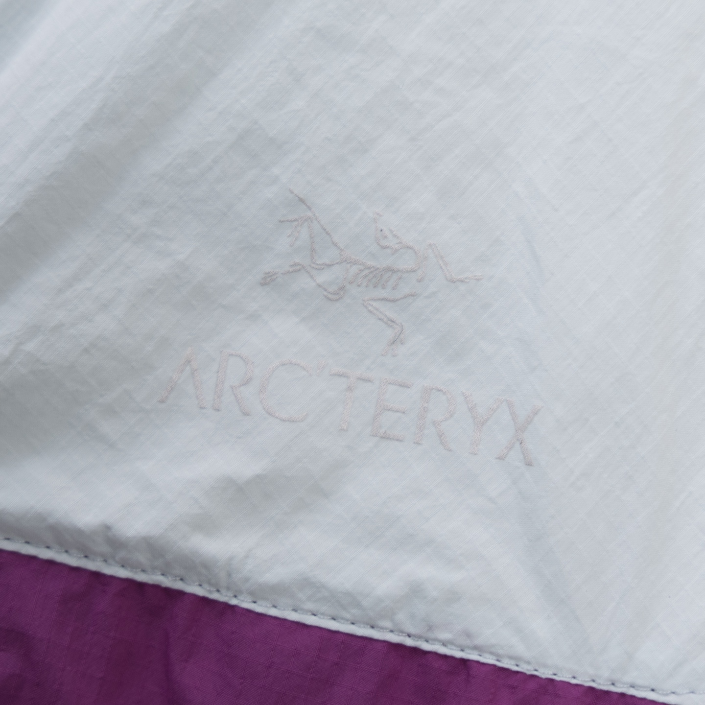 P250
人手必备皮肤衣防晒服50+
ARCTERYX始祖鸟SQUAMISH男女同款HOODY防晒衣皮肤衣风壳透气防风
始祖鸟25年夏季新品情侣款跑步系列运动健身夜跑夏季透气梭织上衣外套
机能薄型夹克小冲锋衣皮肤衣防晒衣!
男女同款可配情侣装!最新款,夏季必备!高端品质无敌!
进口科技防晒面料,具备优异的高弹性原纱防晒,可反复水洗,防晒更持久阻隔紫外线高达99%不闷不热更透气空气、面料与肌肤形成汽热微循环,始终保持凉感!
适用于远足徒步、日常旅行等多种户外运动。采用Windwall防风面料、面料特别密、经过防泼水处理、具有出色的防水防风性能、为户外活动提供舒适的防护…设计简约大气、老少皆宜、亲子穿着、春夏户外活动旅行必不可少…连帽设计、更好的包裹性能更好防护你,拉链安全口袋、放置小物件非常实用最为闪亮拒绝平庸…个性鲜明、时尚运动兼备!立体裁剪 层次分明、立体十足…彰显档次感!
颜色: 黑色 原子灰 云天蓝 幸运蓝 埃及橙