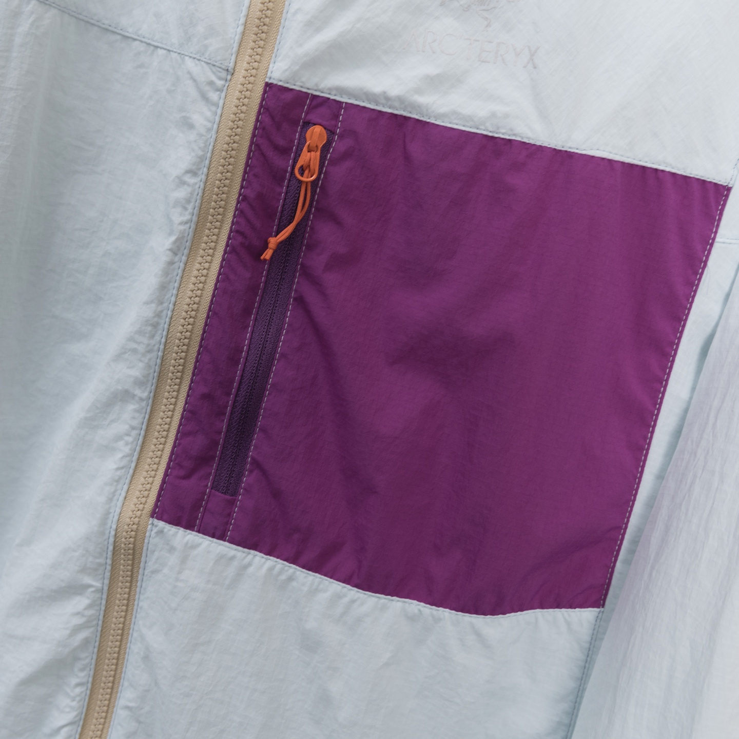 P250
人手必备皮肤衣防晒服50+
ARCTERYX始祖鸟SQUAMISH男女同款HOODY防晒衣皮肤衣风壳透气防风
始祖鸟25年夏季新品情侣款跑步系列运动健身夜跑夏季透气梭织上衣外套
机能薄型夹克小冲锋衣皮肤衣防晒衣!
男女同款可配情侣装!最新款,夏季必备!高端品质无敌!
进口科技防晒面料,具备优异的高弹性原纱防晒,可反复水洗,防晒更持久阻隔紫外线高达99%不闷不热更透气空气、面料与肌肤形成汽热微循环,始终保持凉感!
适用于远足徒步、日常旅行等多种户外运动。采用Windwall防风面料、面料特别密、经过防泼水处理、具有出色的防水防风性能、为户外活动提供舒适的防护…设计简约大气、老少皆宜、亲子穿着、春夏户外活动旅行必不可少…连帽设计、更好的包裹性能更好防护你,拉链安全口袋、放置小物件非常实用最为闪亮拒绝平庸…个性鲜明、时尚运动兼备!立体裁剪 层次分明、立体十足…彰显档次感!
颜色: 黑色 原子灰 云天蓝 幸运蓝 埃及橙