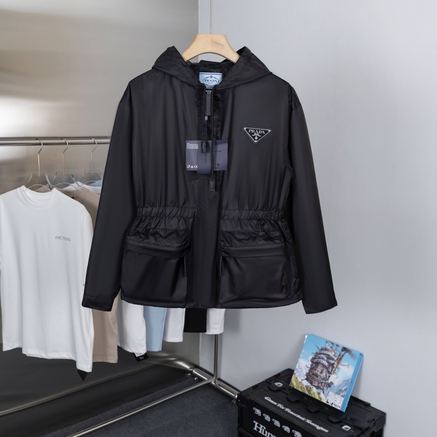 P320
顶级版本
普拉达【Prada】女款收腰风衣
P家早秋款连帽收腰风衣
超酷的风衣,纯黑色底色,搭配当下最流行的倒三角logo设计!
再极简设计也无法忽视它的高级炫酷美!
质感极好 不是市面版本的廉价感!
⚠️外层客供进口尼龙面料
手感爽滑舒适,挺阔有型 防水 具有独特的记忆特性 面料的性能稳定性
腔调十足~
客供拉链 质感厚实,刻字清晰,很有亮点和设计点的设计非常精致,配合面料细腻,质感一流。
连帽收腰设计,穿着有型,面料易于打理,手感顺滑,具有良好的透气性和舒适性!与时尚兼顾的一款!!
-