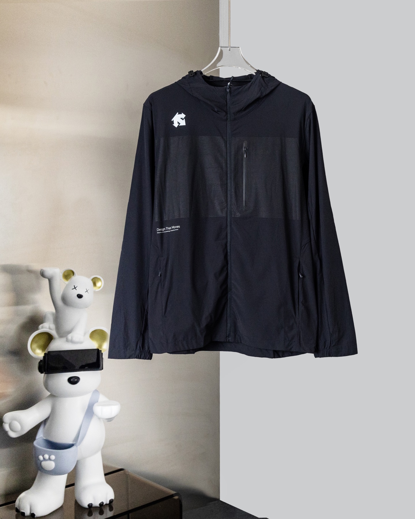 p130 DESCENTE 迪桑特 防晒服 2026年 新款 夏季 防晒衣 运动 休闲 外套户外徒步时的轻便之选、好像和身体融为一体，这款轻便防风雨外套防晒服是户外活动的舒适选择，超轻薄透气，防晒衣的主要作用是防雨防晒太阳紫外线的直接照射…