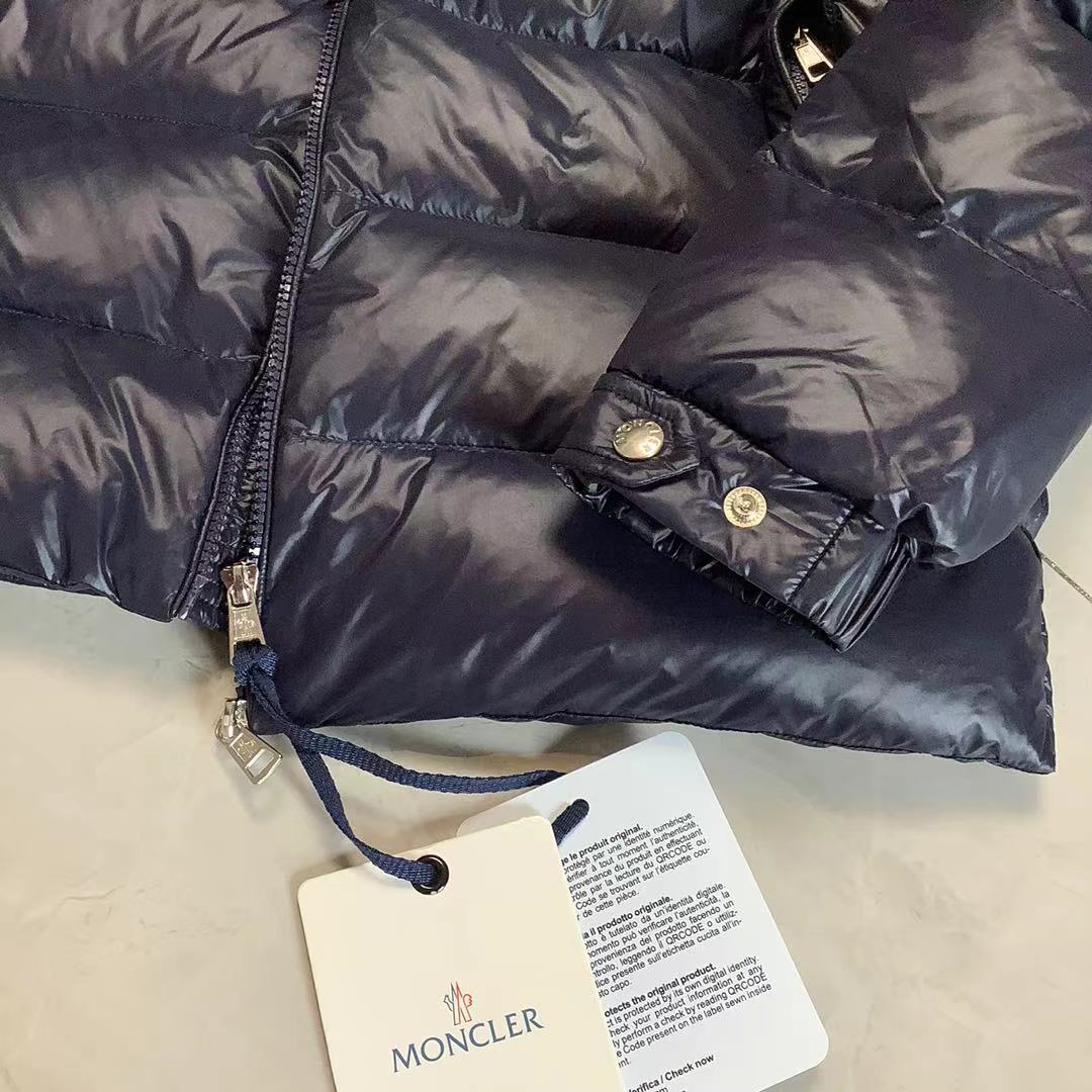 Moncler蒙口24秋冬新款！时尚男装羽绒！专柜同步上新甄选客供100%棉纶面料拥有极为优越的防水透气