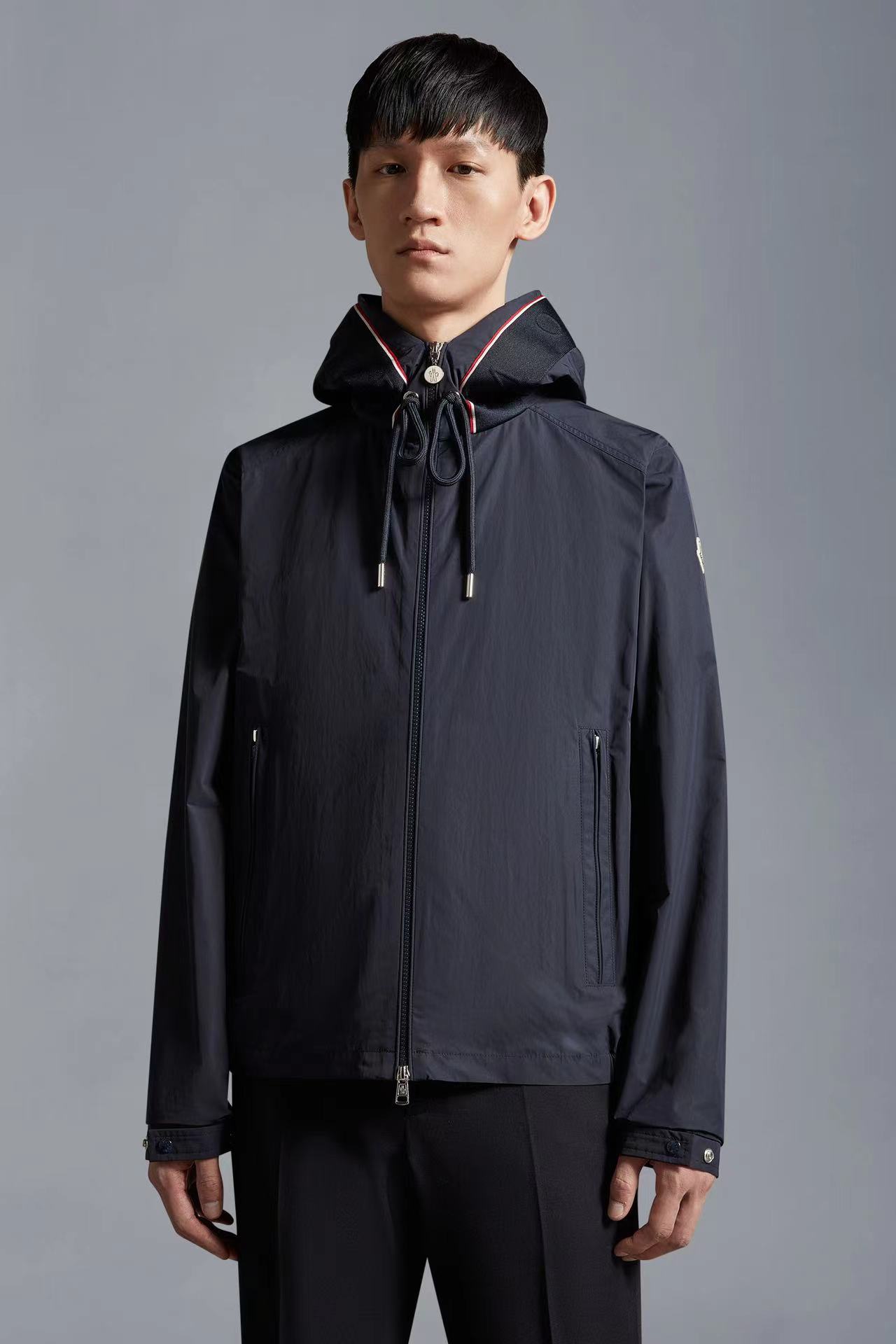 NO:509768,MON*CLER 25 Early Spring Latest Model is available!  Hooded webbing and stamped jacket, a hot product on the official website, high-end customization, quality can stand any form of test, presenting a new look, giving you a unique upper body experience!  All have undergone strict selection process, and their fluffy and elasticity are excellent. Customized original zippers, unique red, white and blue webbing design on the hat, fashionable and versatile, elegant and handsome on the upper body, perfectly reflected in the details!  Complete three standards and perfect quality!  3 colors available, full of personality, new visual sense, high version, color black, white, royal blue, size 1-2-3-4-5 (M~3xl),, Moncler, jackets & coats, jackets & coats,hats,alexander wang19860909MON*CLER 蒙口 25早春最新款上市！连帽织带钢印夹克外套 官网同步爆款 高端定制 品质经得起任何形式检验,呈现一种焕然一新,赋予你与众不同的上身体验！均经过严格的挑选工序,其蓬松感与与回弹性都极为优越,定制原版拉链,帽围独特红白蓝织带设计～时尚百搭潮 上身优雅帅气,细节图完美体现！三标齐全,品相完美！3色可选 个性十足,焕然一新的即视感 高版本 颜色黑色 白色 宝蓝 尺码1-2-3-4-5（M～3xl）,,Moncler,jackets & coats,jackets & coats,hats,alexander wang,Men's clothing