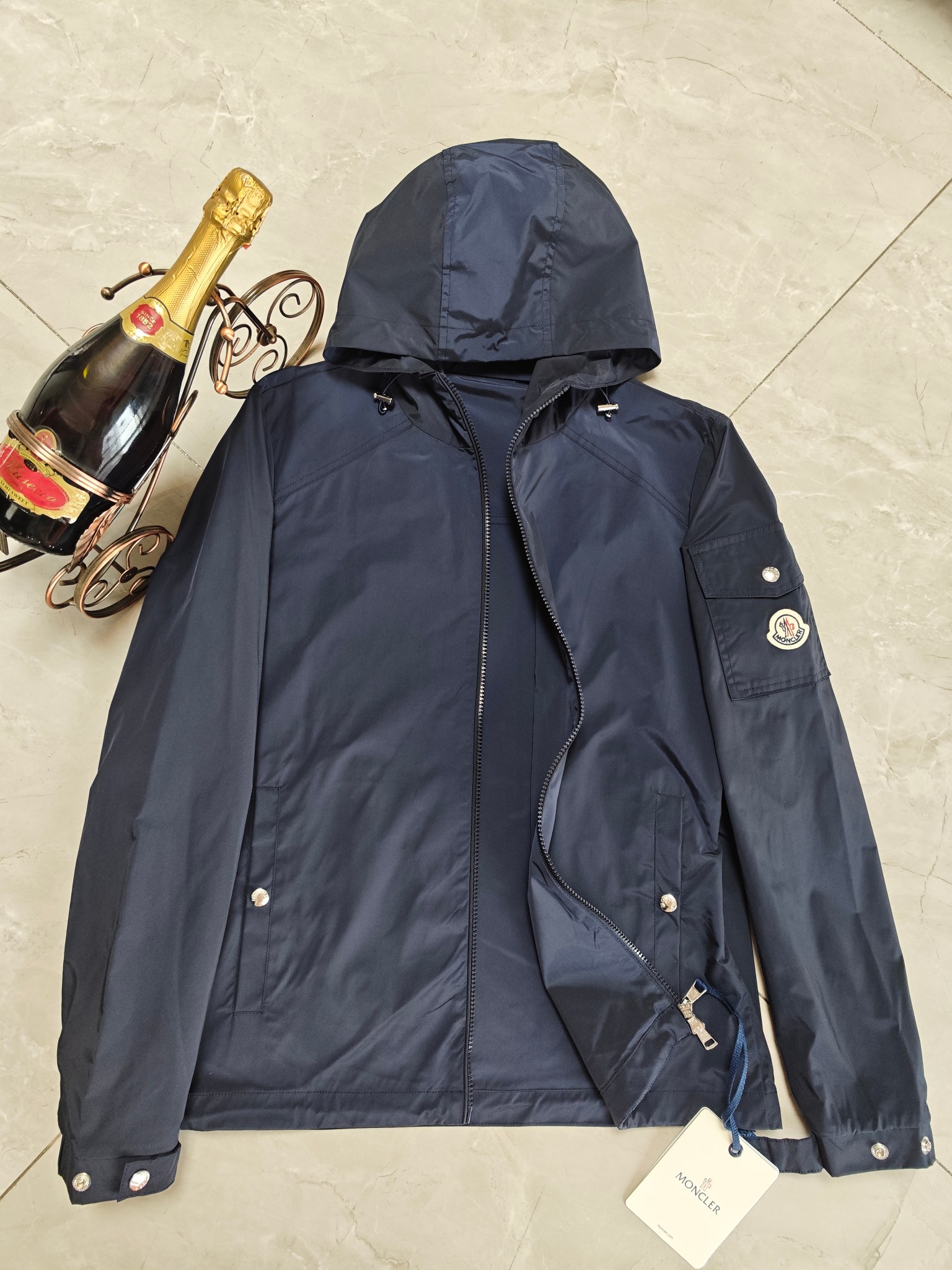 240 Cortavientos con capucha clásico Moncler bozal, tejido especial de moda, tejido de fibra de poliéster ultrafino imp…
