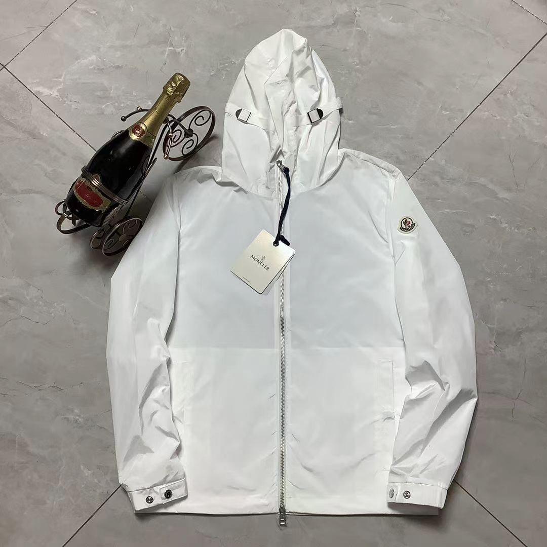 240 🆕 MON*CLER ¡La última chaqueta con capucha y cortavientos están disponibles simultáneamente en el mostrador del si…