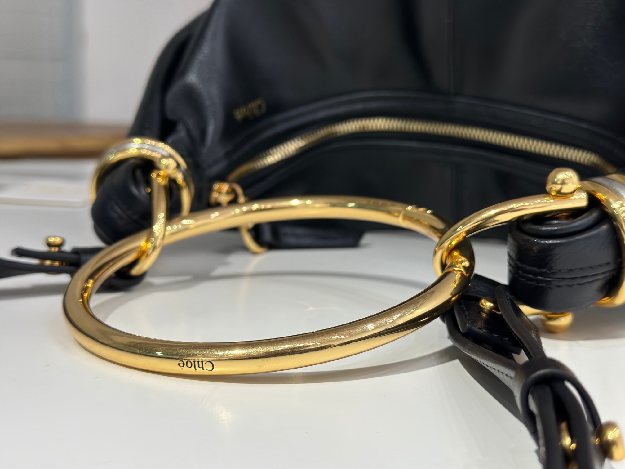 特级版本p1200
Chloe Bracelet手环包
765-7 黑色♥ 
Chloe新推出一款各大明星演绎的秋季Bracelet手环包，延续了当年的经典风格、可斜挎/可手拎！
手拎非常的女人味、斜挎又很随性。
高圆圆上身图一秒戳中心窝！[色]
Bracelet包袋以金属圆环和柔软进口牛皮打造、可拆卸的圆环手镯以及肩带是适宜全天风格的完美手提包，多种背包方式与各类风格的剪裁和态度相得益彰。
型号：W765-7
尺寸：32*14*10cm