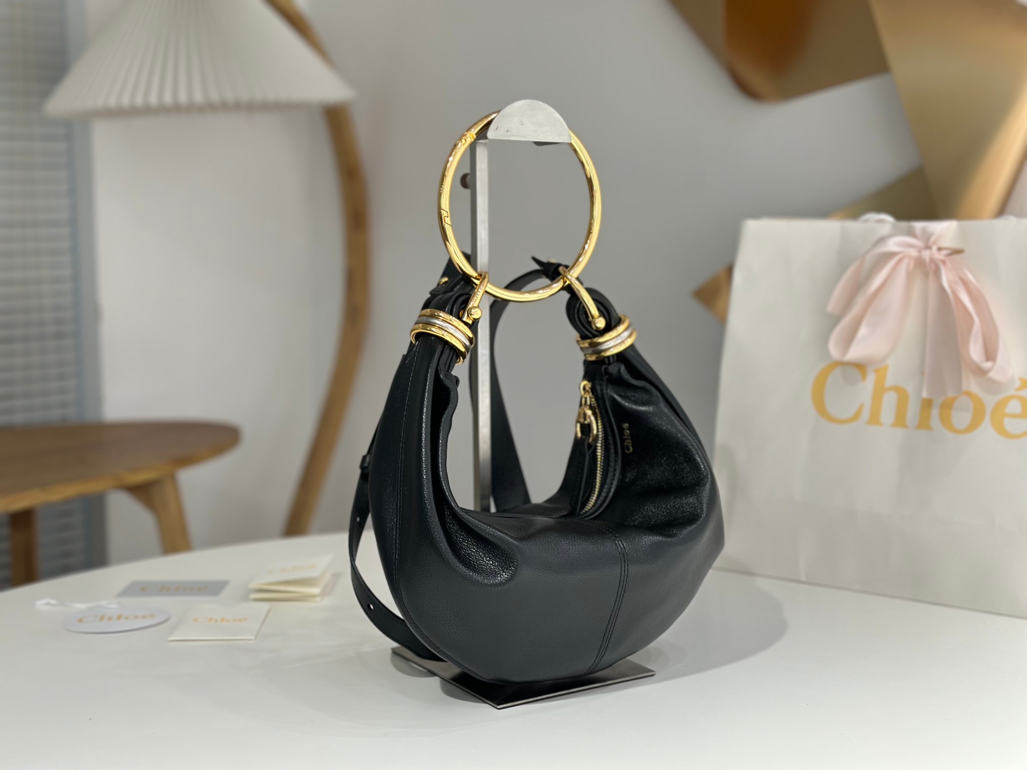 特级版本p1200
Chloe Bracelet手环包
765-7 黑色♥ 
Chloe新推出一款各大明星演绎的秋季Bracelet手环包，延续了当年的经典风格、可斜挎/可手拎！
手拎非常的女人味、斜挎又很随性。
高圆圆上身图一秒戳中心窝！[色]
Bracelet包袋以金属圆环和柔软进口牛皮打造、可拆卸的圆环手镯以及肩带是适宜全天风格的完美手提包，多种背包方式与各类风格的剪裁和态度相得益彰。
型号：W765-7
尺寸：32*14*10cm
