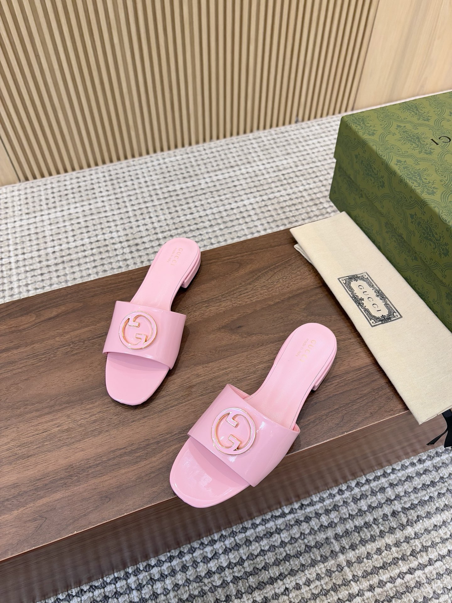 NO:438289,Rubber sole, leather sole, Gucci New embroidered large G horizontal belt mules, original version is copied one by one, the highest version is the same as YB, the details of all materials are consistent with YB, imported fabric, water-dyed leather, size.  35-41 (40 41 42 Customized No Returns and Exchanges), Slippers, Gucci, Slippers19860909橡胶底 皮底 Gucci 新品刺绣大G横带穆勒鞋 原版一比一复制,最高版本所有材质细节均与YB一致 面料进口漆皮 内里水染皮里 尺码 ．35-41 (40 41 42定制不退换）,拖鞋,gucci,slippers,Women's Shoes