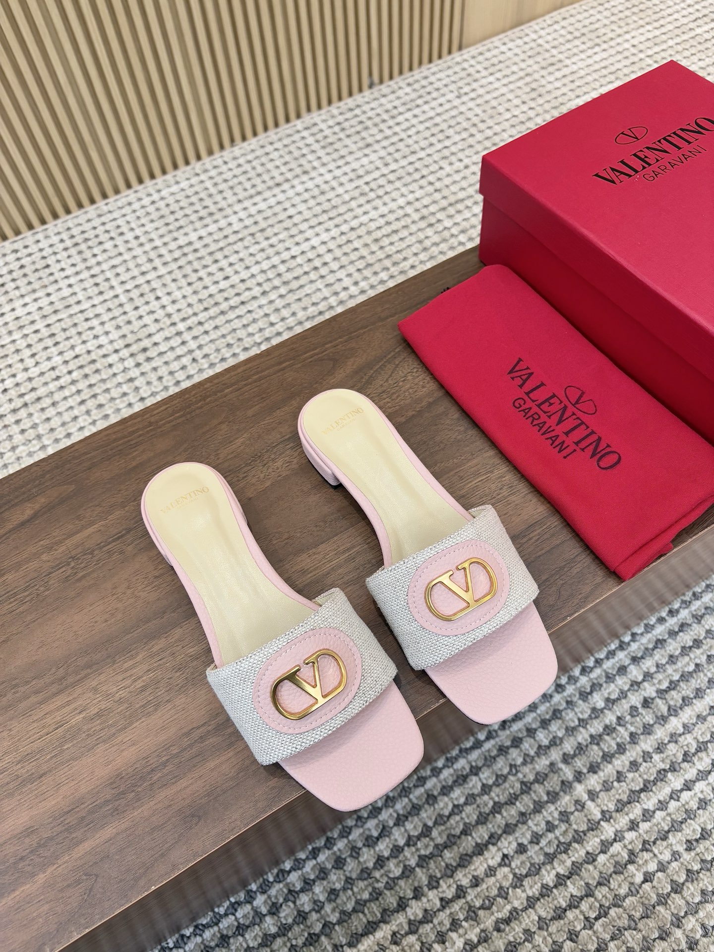 NO:236661,Huajia 25 season new model. Size 35-42 Price: Rubber sole genuine leather sole, slippers, slippers19860909华家25季新款.码数 35-42 价格:橡胶底 真皮底,拖鞋,slippers,Women's Shoes