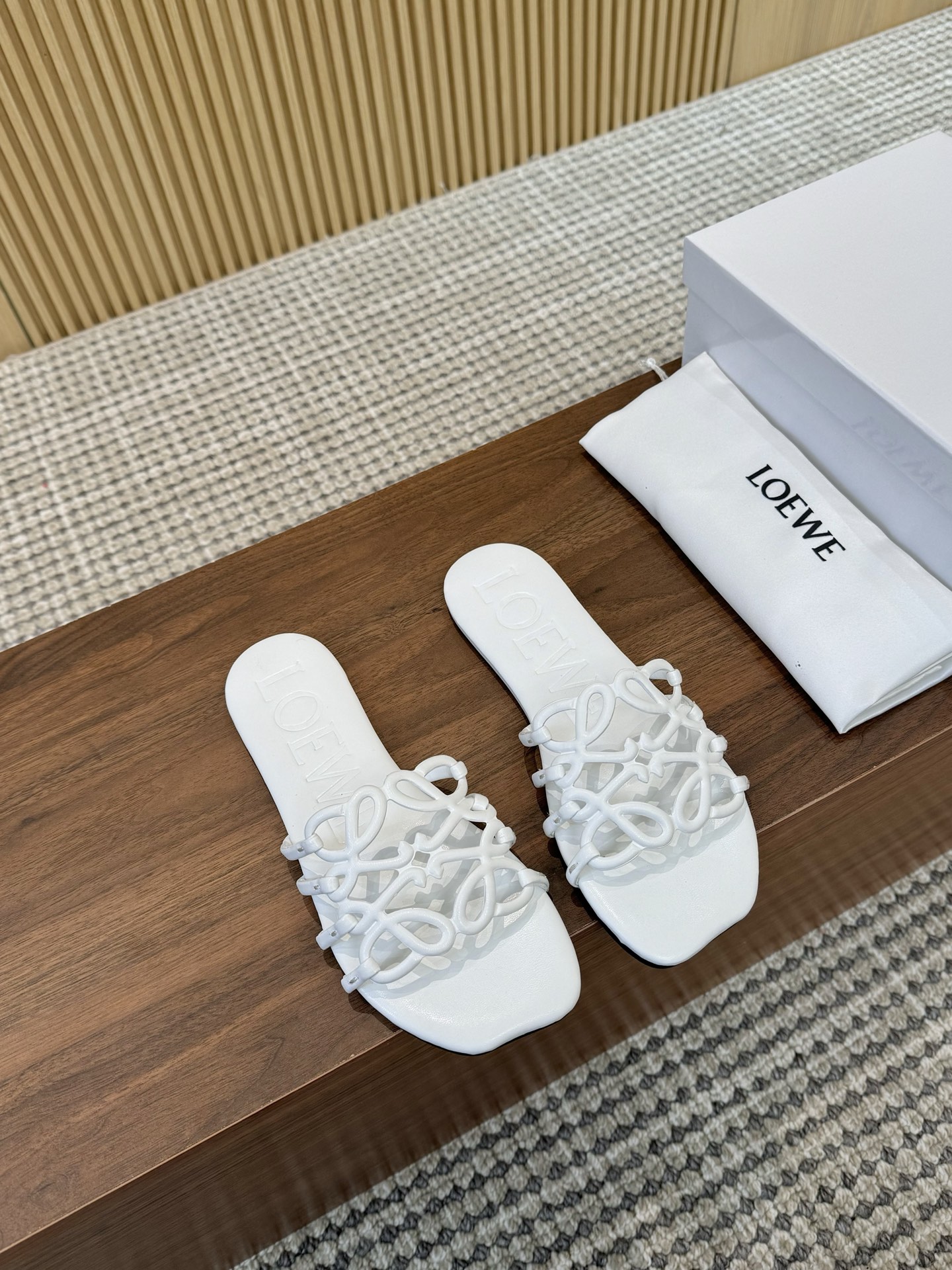 NO:390527,LOEWE 25 summer limited hollow slippers, wear it, I was praised when I went out｜LOEWE Super fairy super easy to wear slippers The whole texture is very good, light and hesitant~~ Three colors are available, size 34-43 Price rubber sole genuine leather sole, slippers, loewe, slippers19860909LOEWE 25夏季限定镂空拖鞋,穿了它,出门被夸了次｜LOEWE 超级仙超好穿的拖鞋 整个质感非常棒 轻便也很跟脚～～ 三色可选, 码数34-43 价格橡胶底  真皮底,拖鞋,loewe,slippers,Women's Shoes