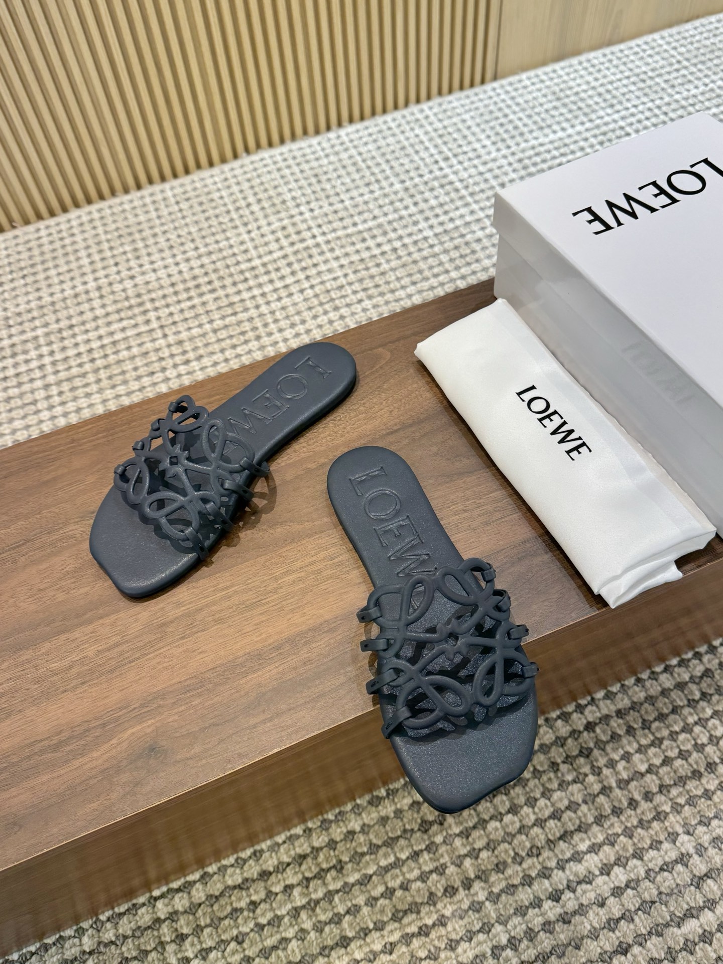 NO:438298,Rubber sole, leather sole 240 LOEWE 25 summer limited hollow slippers Size: 35-43, slippers, loewe, loewe, slippers19860909橡胶底,皮底240 LOEWE 罗意威 25夏季限定镂空拖鞋 码数:35-43,拖鞋,loewe,loewe,slippers,Women's Shoes