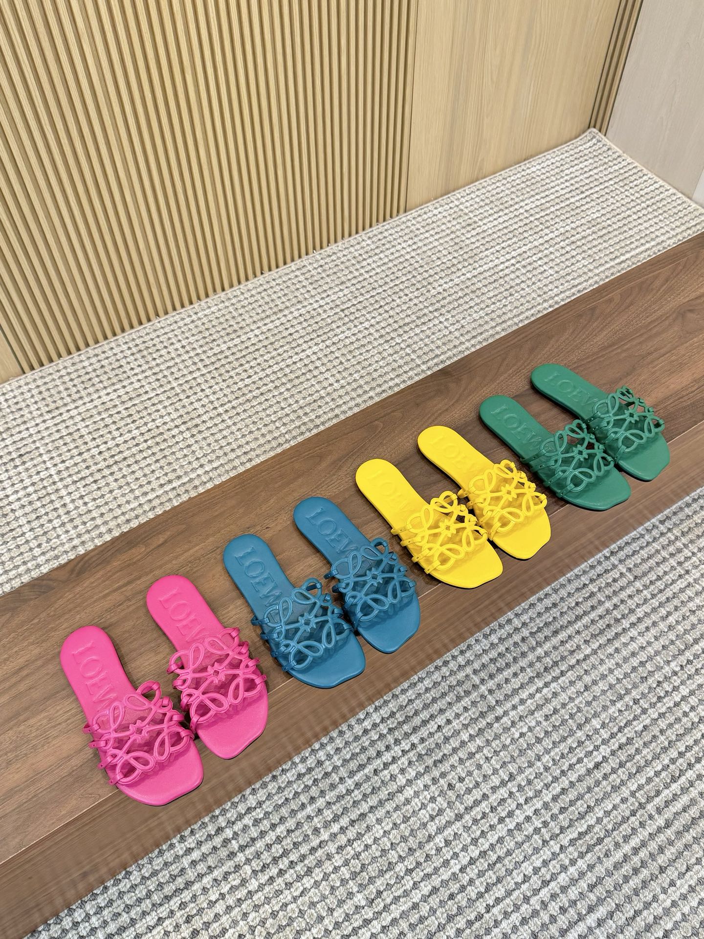 NO:390500,LOEWE 25 summer limited hollow slippers, worn by it, I was praised 100 times when I went out｜LOEWE Super fairy super easy to wear slippers The whole texture is very good, light and hesitant~~ 6 colors available, size 34-43 Price rubber sole genuine leather sole 220, slippers, loewe, slippers19860909LOEWE 25夏季限定镂空拖鞋,穿了它,出门被夸了100次｜LOEWE 超级仙超好穿的拖鞋 整个质感非常棒 轻便也很跟脚～～ 6色可选, 码数34-43 价格橡胶底  真皮底220,拖鞋,loewe,slippers,Women's Shoes