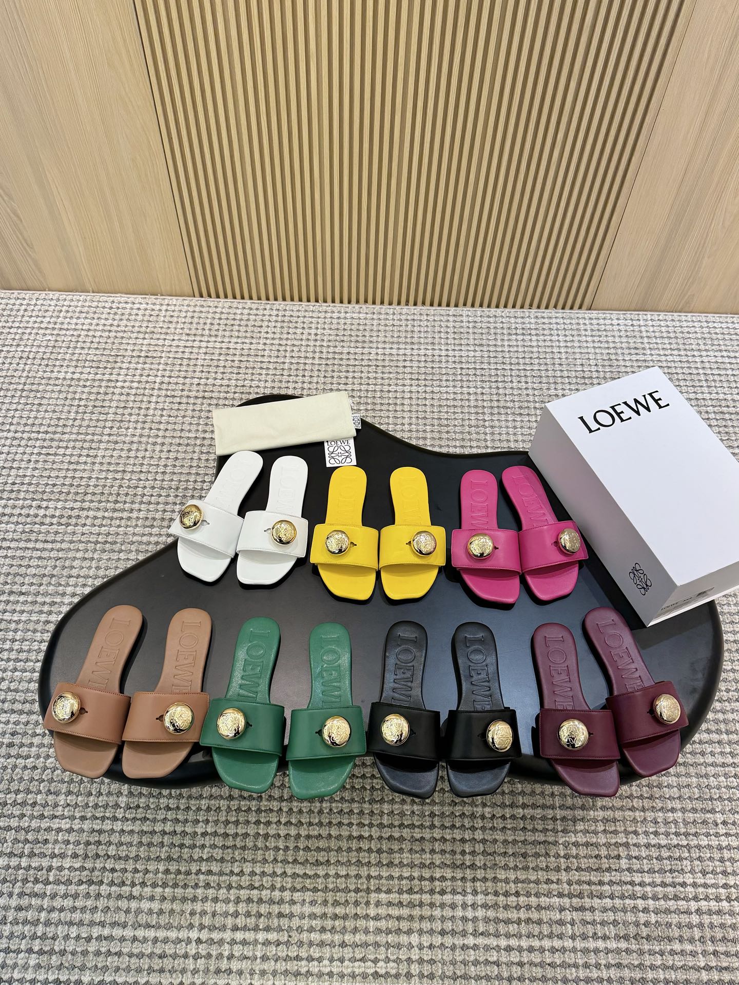 NO:416785,LOEWE 25-season spring and summer new style, comfortable slippers, fairy slippers, Roewe slippers, super beautiful small slippers, the overall petal square head design makes the more temperament, the one-line broadband is more fashionable, embellished with small gold balls, super bright, and optional seven colors. Size 35-43, packaging and matching, ordinary box full set of original flip leather sole plus 40, slippers, loewe, loewe, slippers, Leather soles19860909LOEWE 25季春夏新款 舒适拖鞋外穿 的凉拖 仙女的拖鞋罗意威拖鞋 超级超级美的小拖鞋 整体是花瓣方头设计更显气质, 一字宽带更加时尚 点缀小金球 超级亮眼 七色任选. 码数35-43 包装配 普通盒全套原版翻盖 真皮大底加40,拖鞋,loewe,loewe,slippers,Leather soles,Women's Shoes