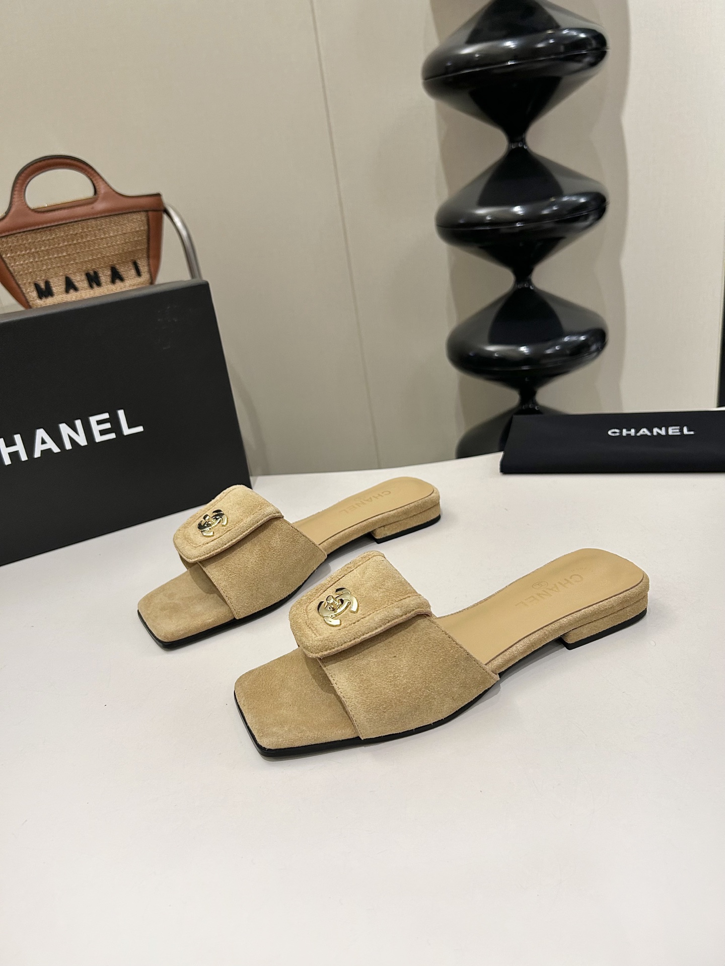 NO:785840,Rubber sole leather sole Chanel 26C new slippers!  Upper cow suede leather lining sheepskin leather outsole Size: 35-43 (35 43 non-returnable), slippers, chanel, slippers, sheepskin, Leather soles19860909橡胶底 真皮底 Chanel 26C新款拖鞋！ 鞋面牛反绒皮 内里羊皮 真皮大底 Size:35-43（35 43不退换）,拖鞋,chanel,slippers,sheepskin,Leather soles,Women's Shoes