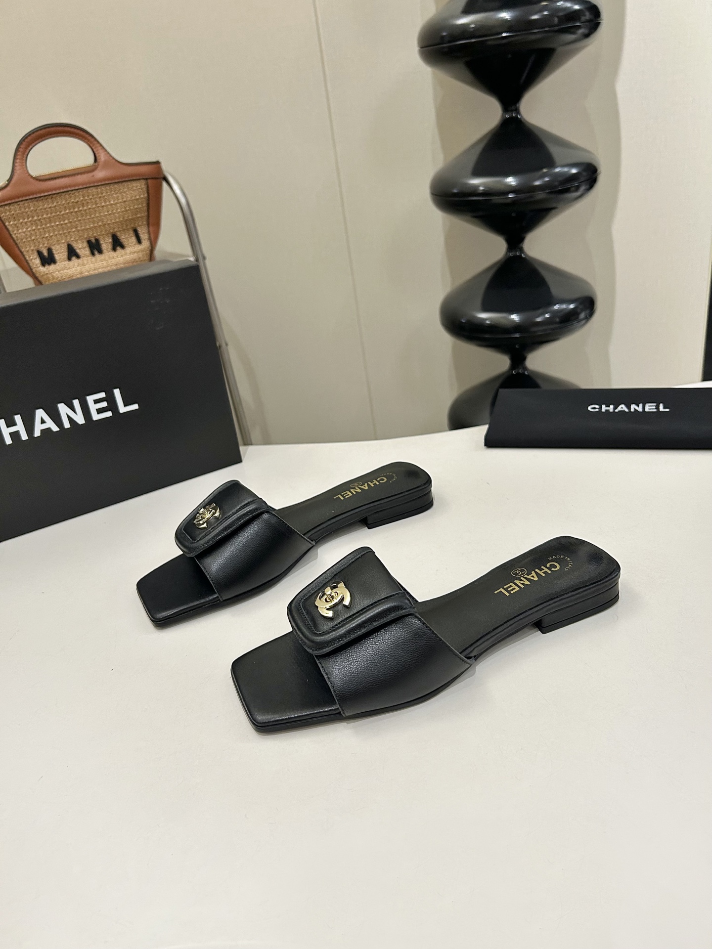 NO:785893,Rubber sole leather sole Chanel 26C new slippers!  Lambskin upper, sheepskin lining, leather outsole Size: 35-43 (35-43 non-refundable), slippers, chanel, slippers, sheepskin, Leather soles19860909橡胶底 真皮底 Chanel 26C新款拖鞋！ 鞋面小羊皮 内里羊皮 真皮大底 Size:35-43（35 43不退换）,拖鞋,chanel,slippers,sheepskin,Leather soles,Women's Shoes
